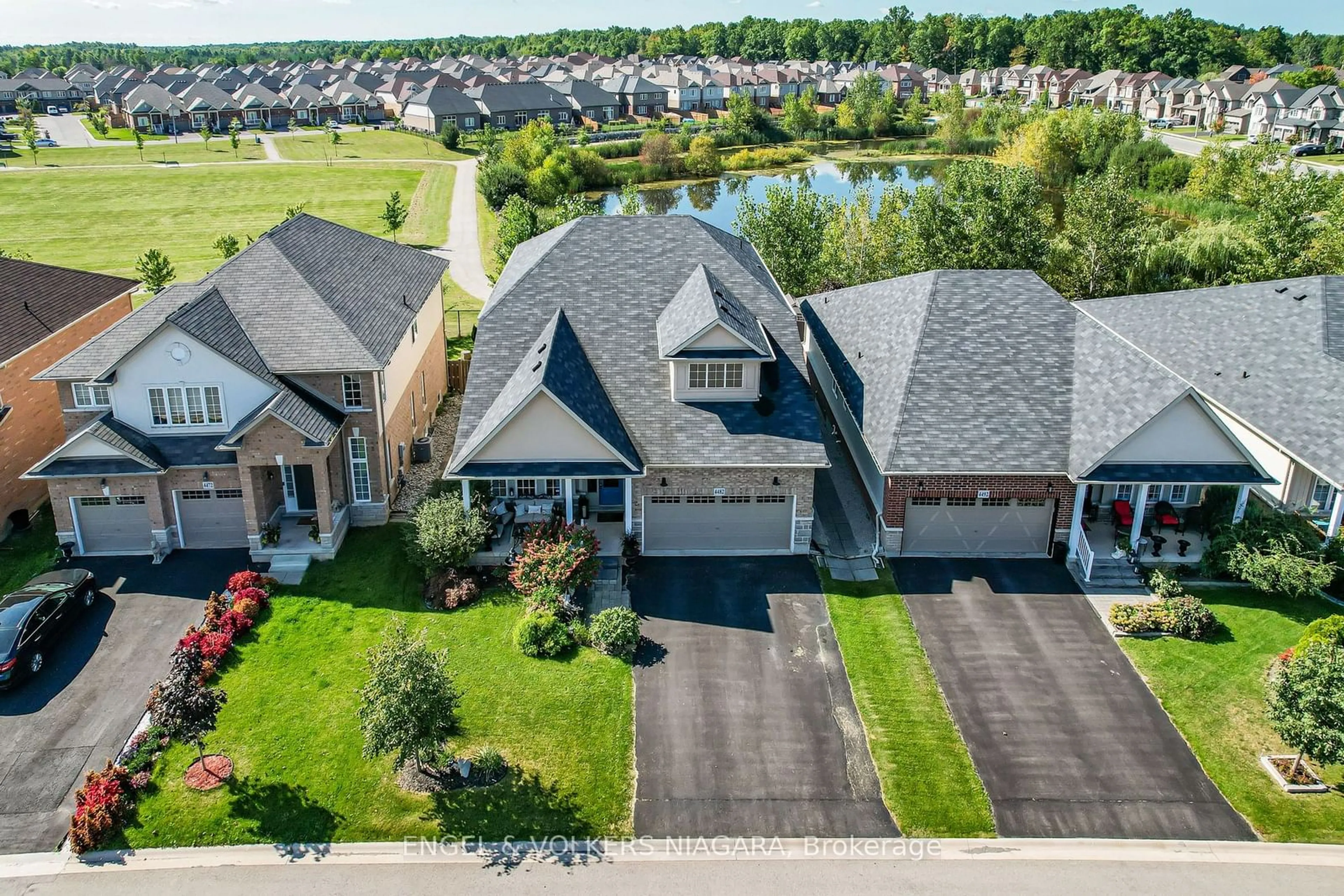 A pic from outside/outdoor area/front of a property/back of a property/a pic from drone, unknown for 4482 Cinnamon Grve, Niagara Falls Ontario L2G 0G1