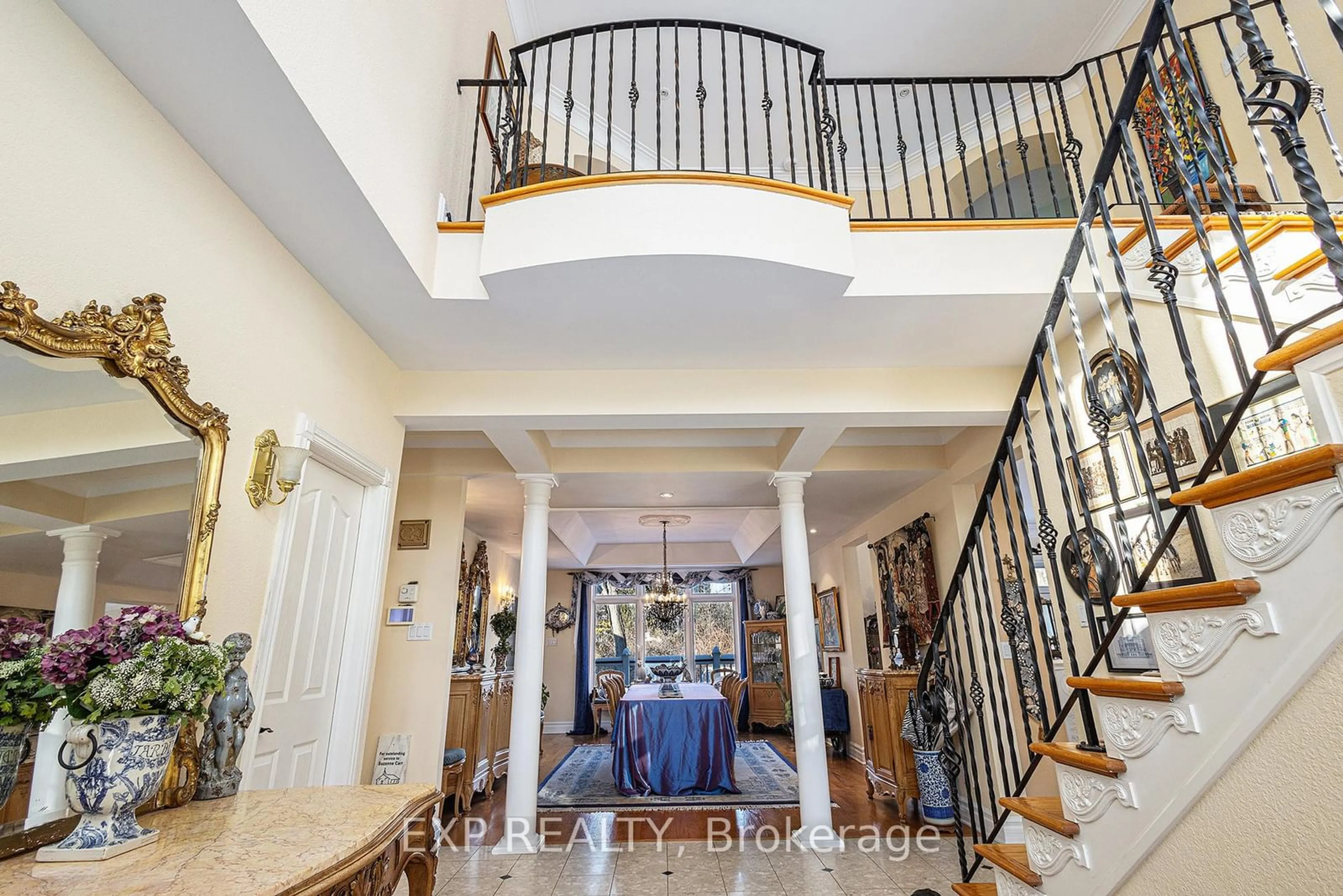 Indoor foyer for 133 Balmoral Pl, Alta Vista and Area Ontario K1H 1B2