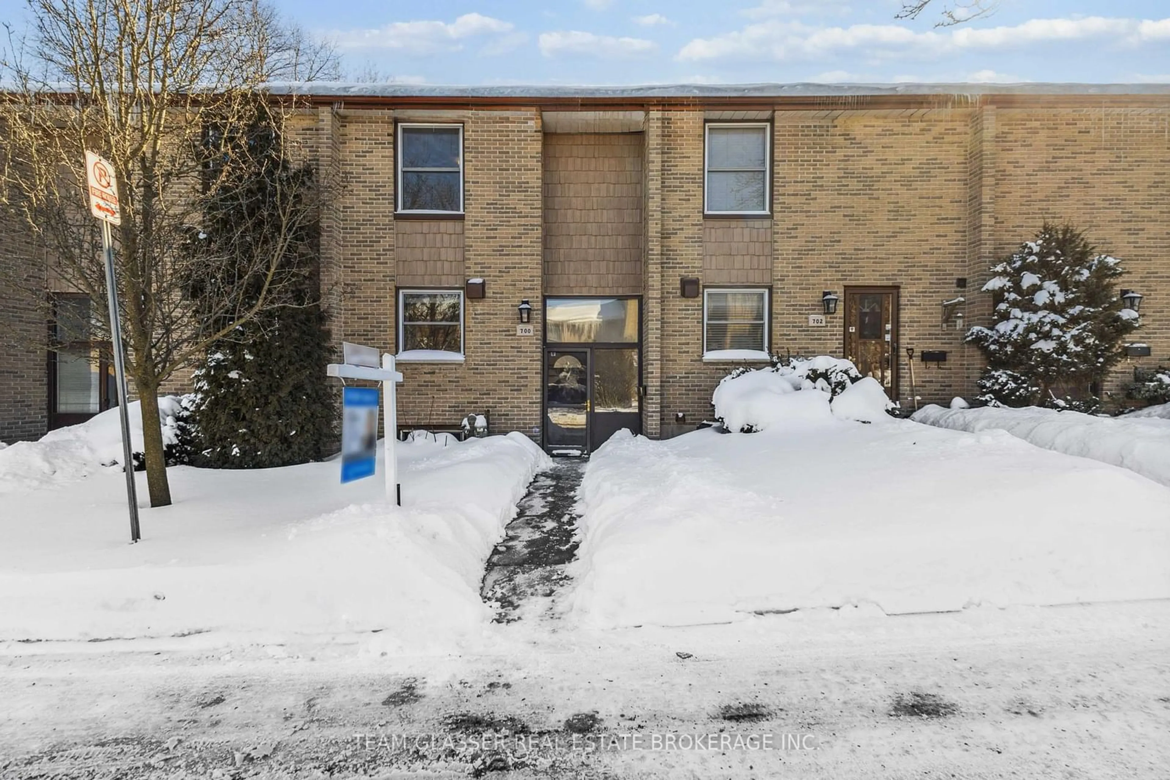 Indoor foyer for 700 WONDERLAND Rd #13, London Ontario N6H 4Y8