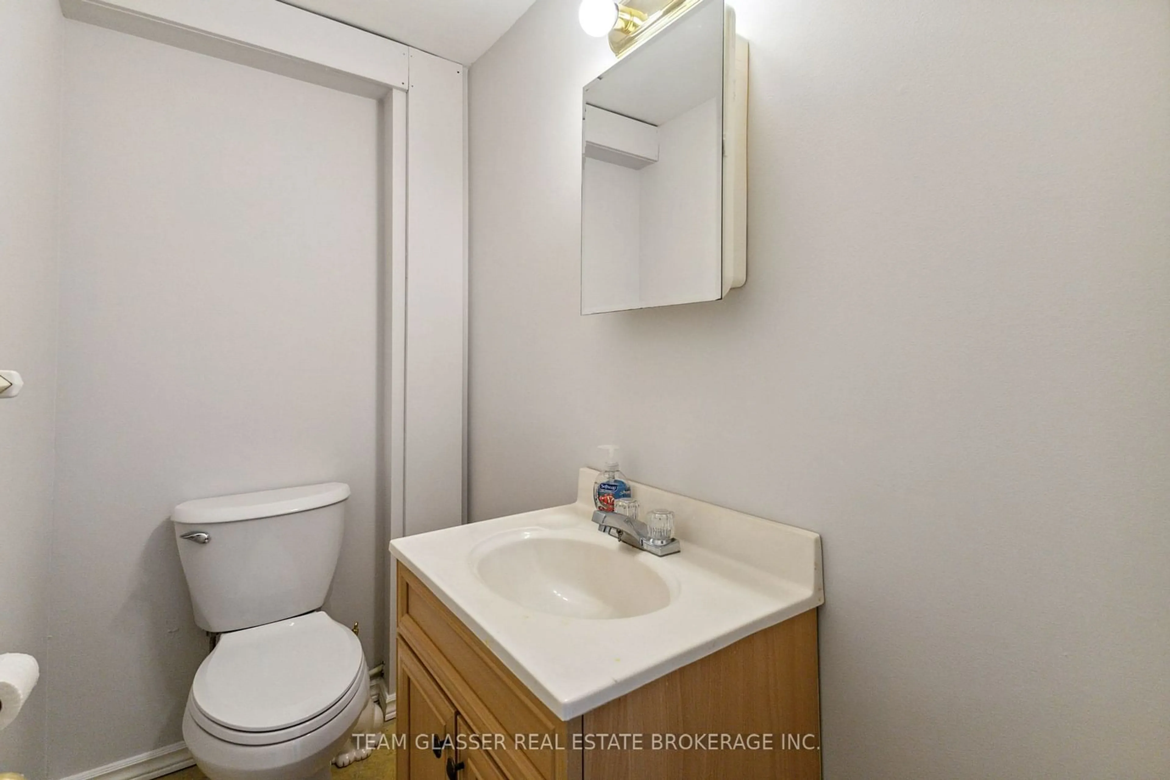 Standard bathroom, unknown for 700 WONDERLAND Rd #13, London Ontario N6H 4Y8