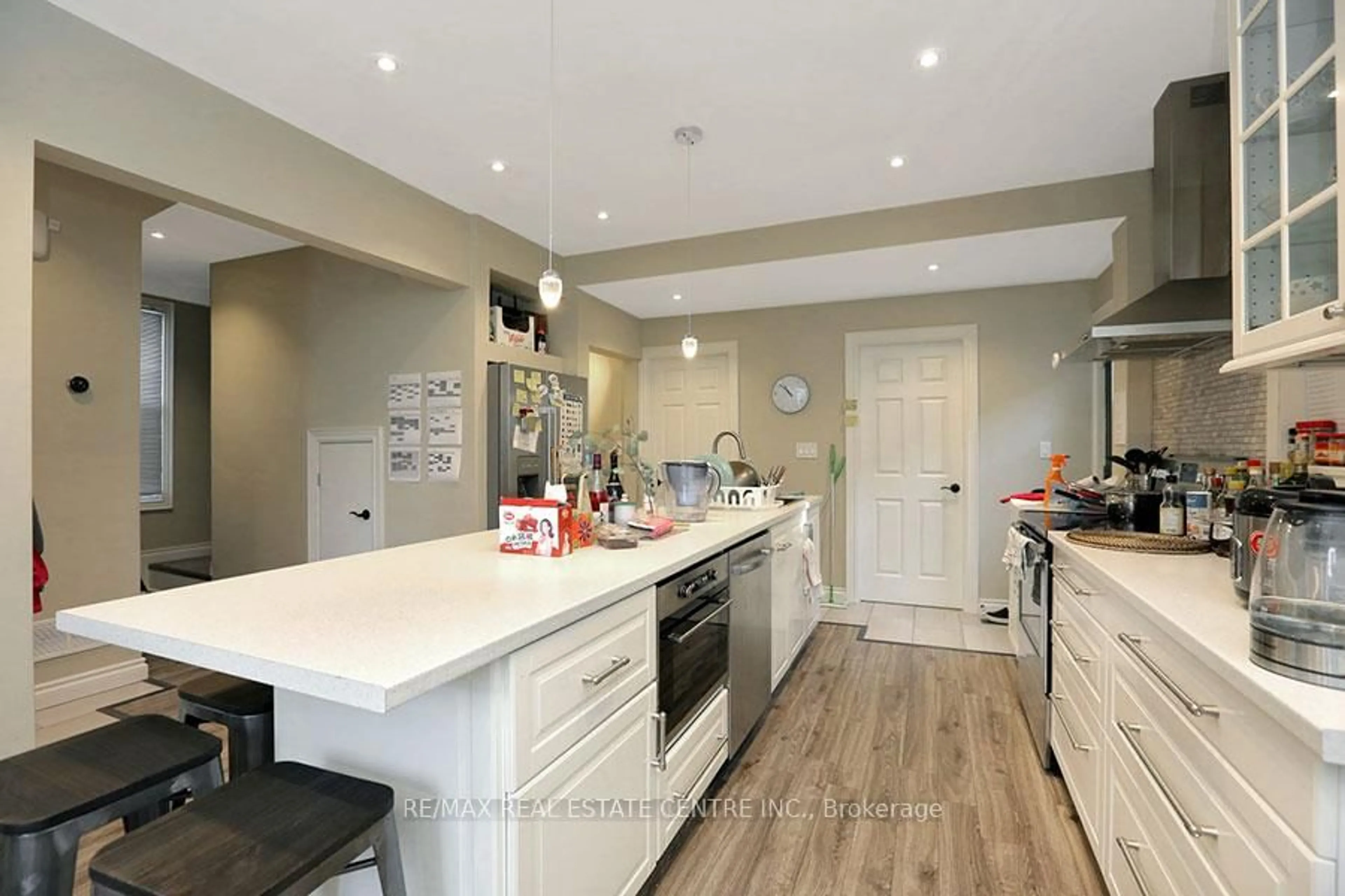 Contemporary kitchen, unknown for 49 Hillview St, Hamilton Ontario L8S 2Z3