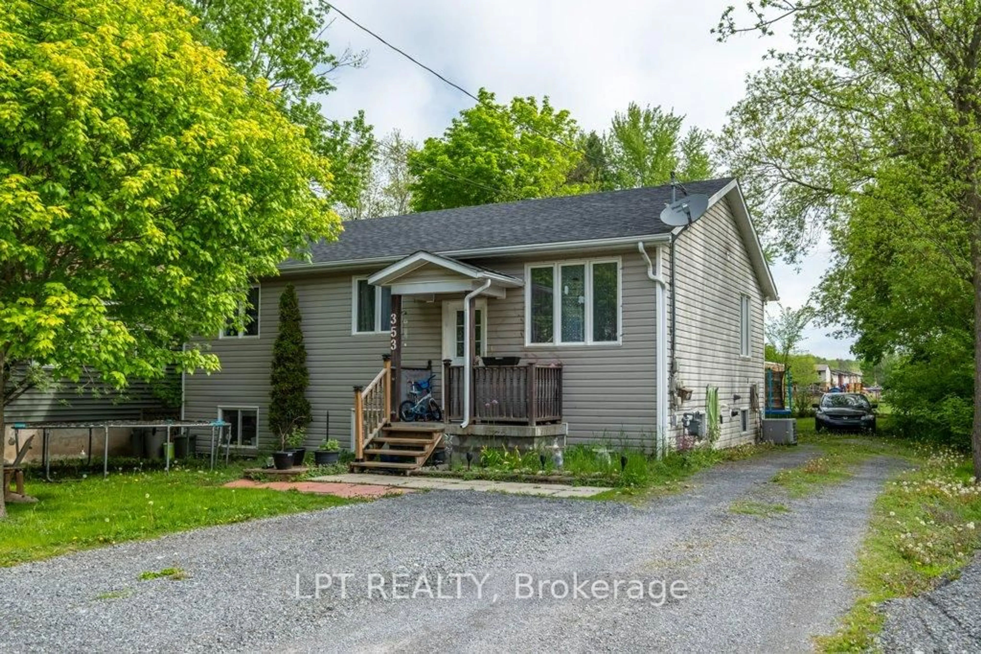 A pic from outside/outdoor area/front of a property/back of a property/a pic from drone, street for 353 Charles St, Gananoque Ontario K7G 1V6