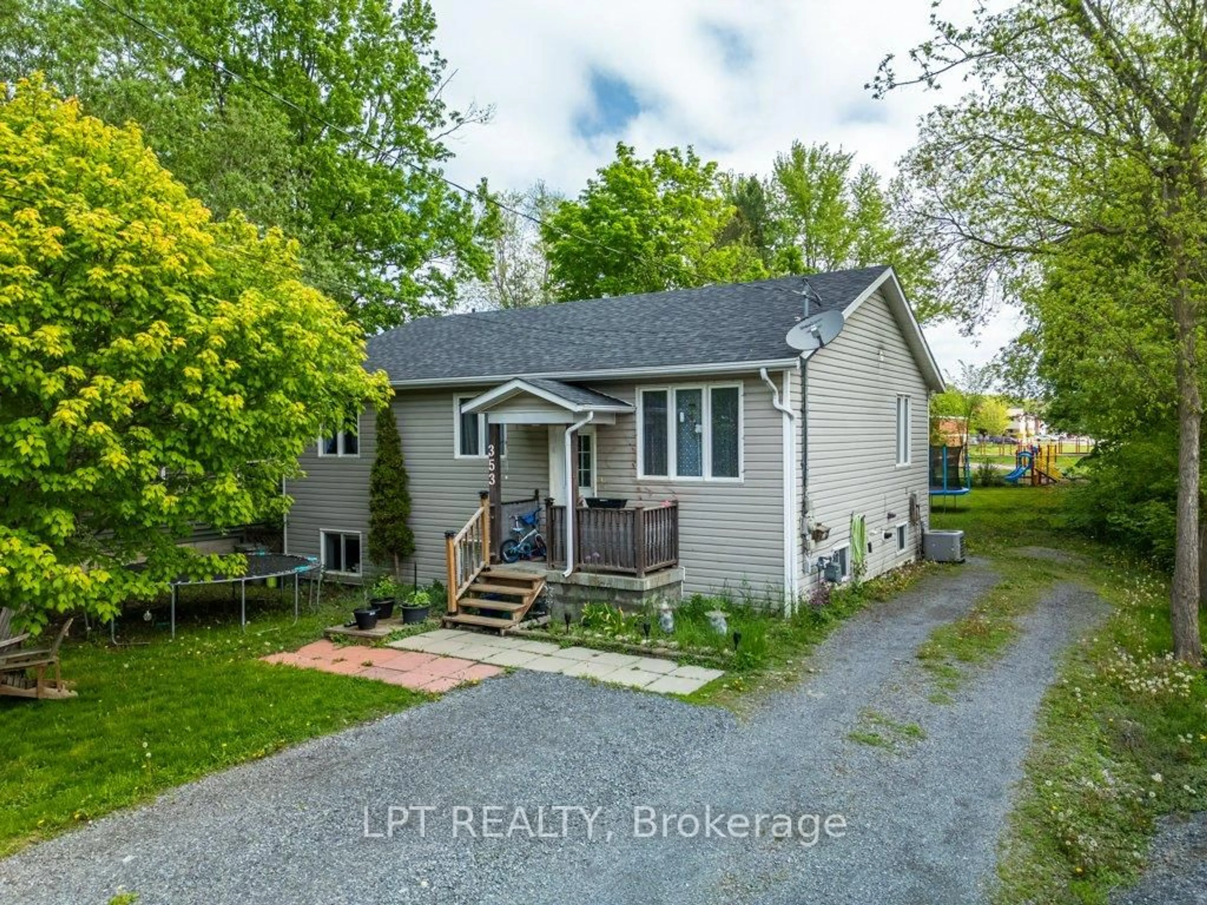 A pic from outside/outdoor area/front of a property/back of a property/a pic from drone, street for 353 Charles St, Gananoque Ontario K7G 1V6