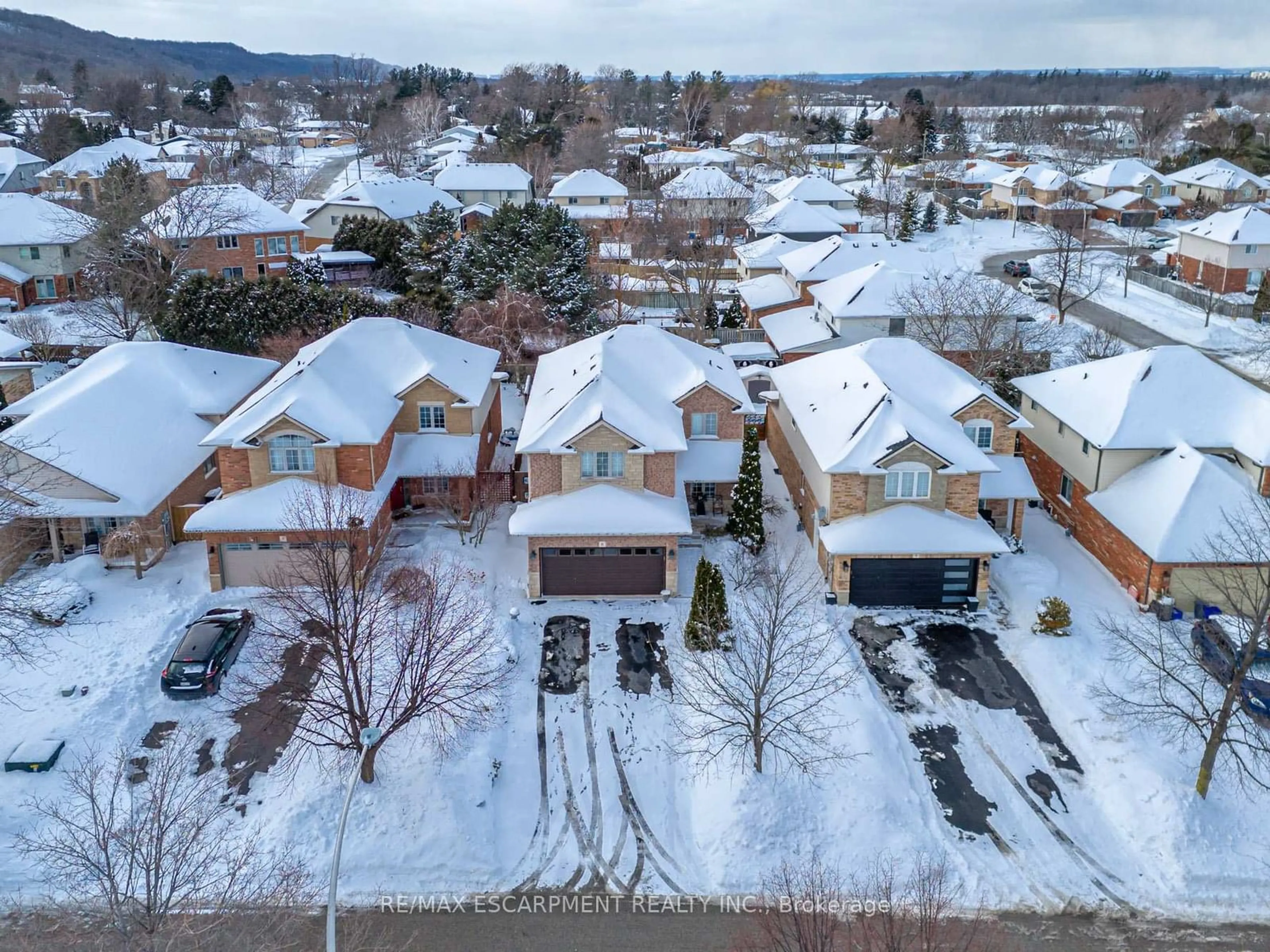 A pic from outside/outdoor area/front of a property/back of a property/a pic from drone, unknown for 6 Tamarack Crt, Grimsby Ontario L3M 5M2