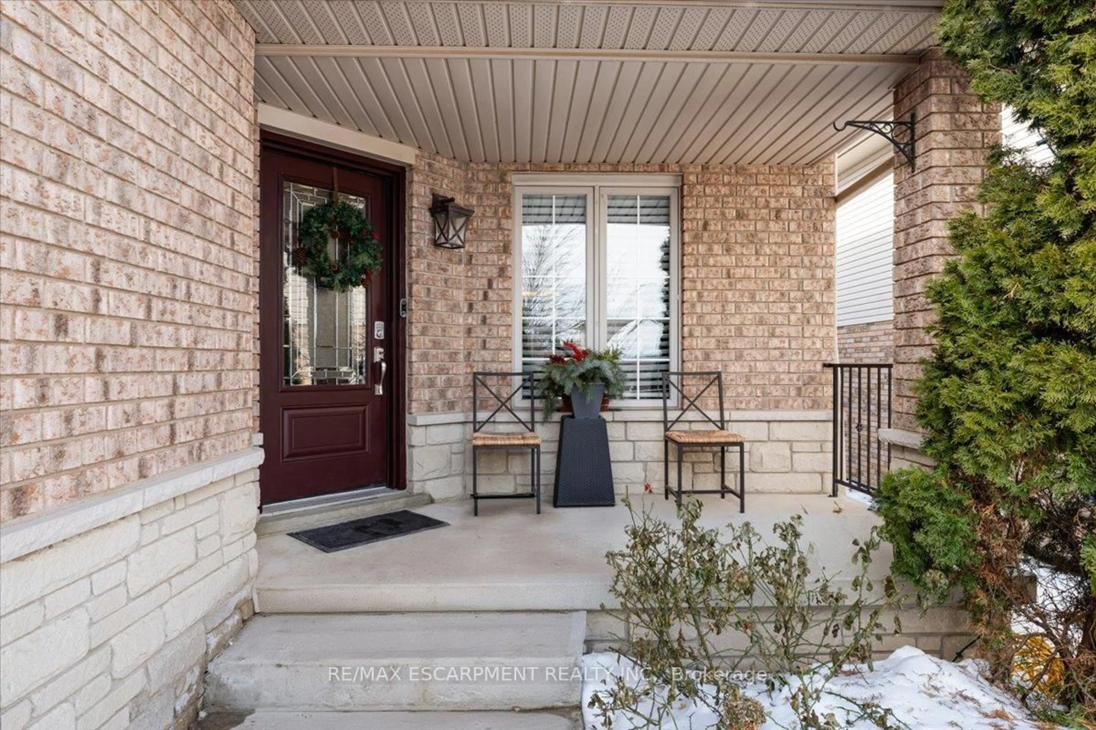 Indoor entryway for 6 Tamarack Crt, Grimsby Ontario L3M 5M2