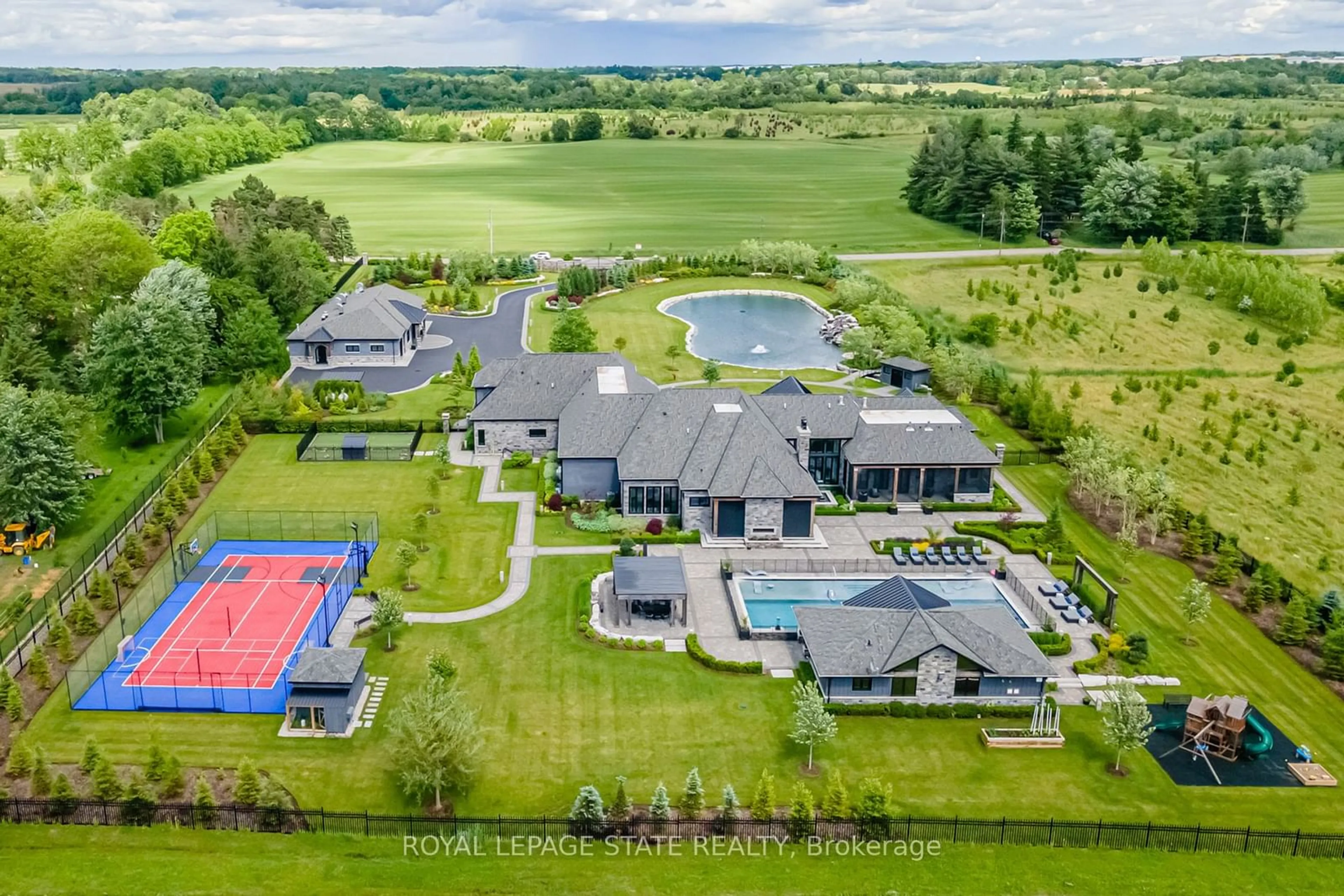 A pic from outside/outdoor area/front of a property/back of a property/a pic from drone, water/lake/river/ocean view for 1272 Fiddlers Green Rd, Hamilton Ontario L9G 3L1