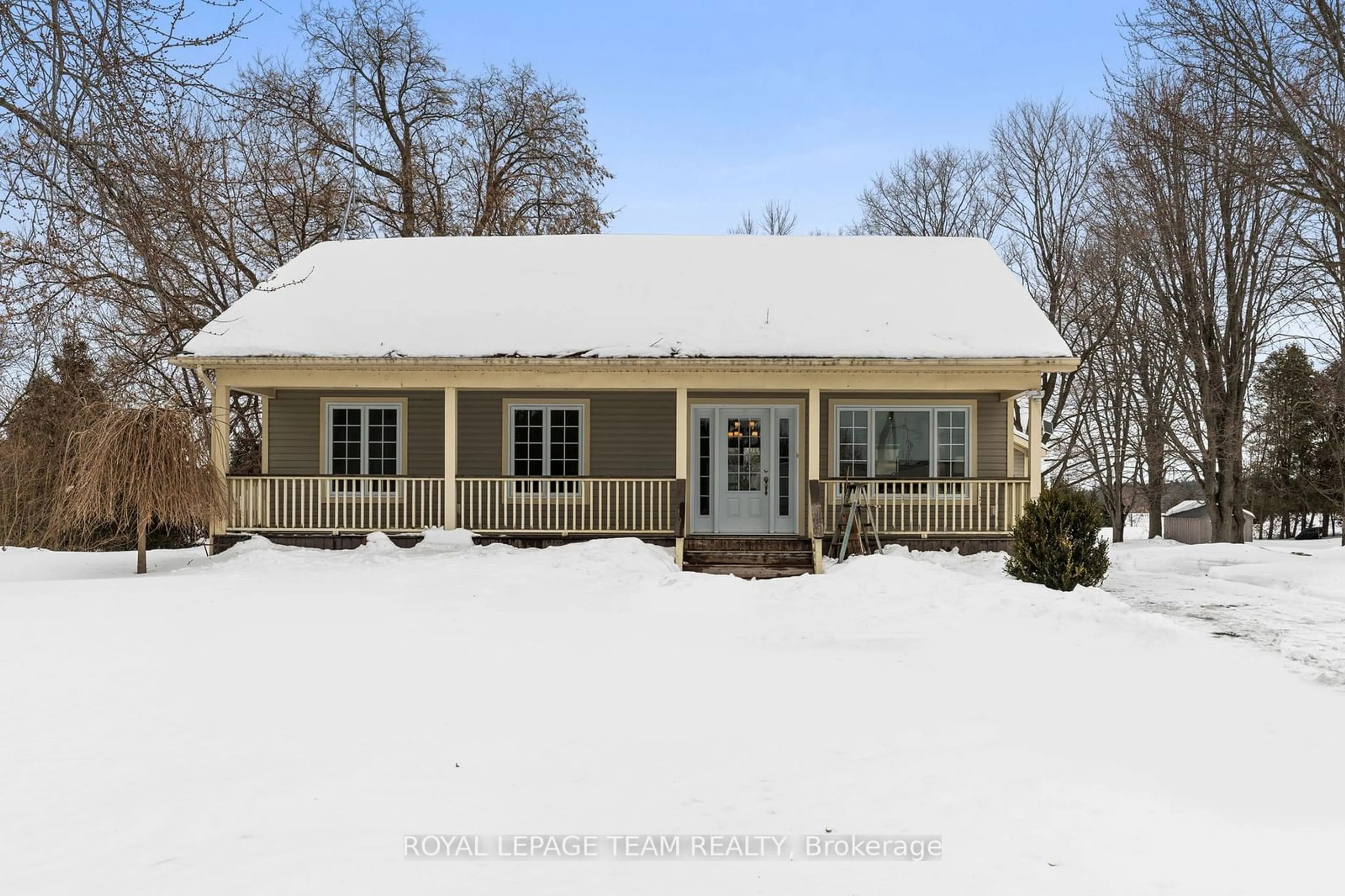 Home with vinyl exterior material, street for 1840 COUNTY ROAD 2 Rd, Edwardsburgh/Cardinal Ontario K0E 1T1