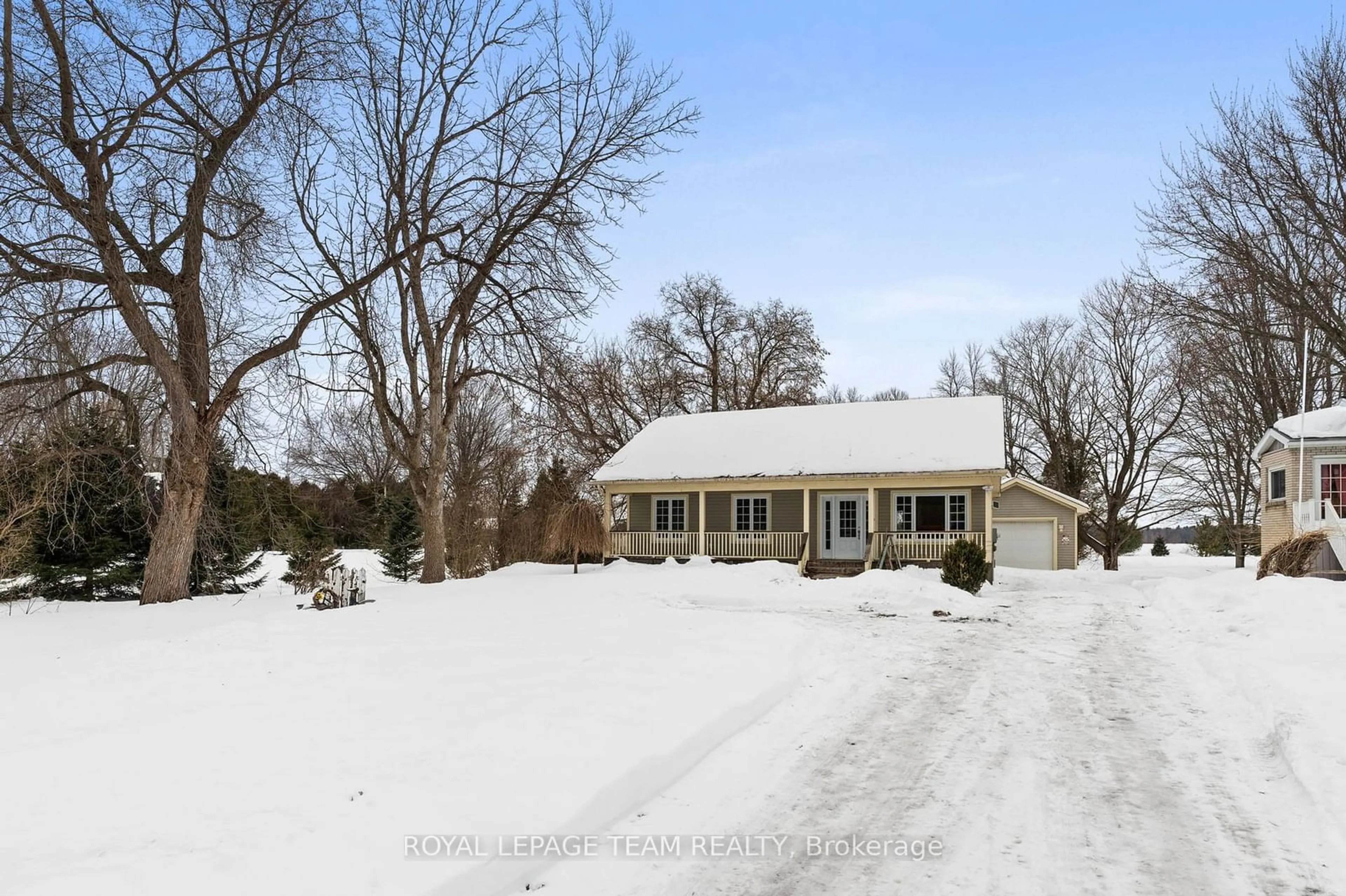 A pic from outside/outdoor area/front of a property/back of a property/a pic from drone, street for 1840 COUNTY ROAD 2 Rd, Edwardsburgh/Cardinal Ontario K0E 1T1