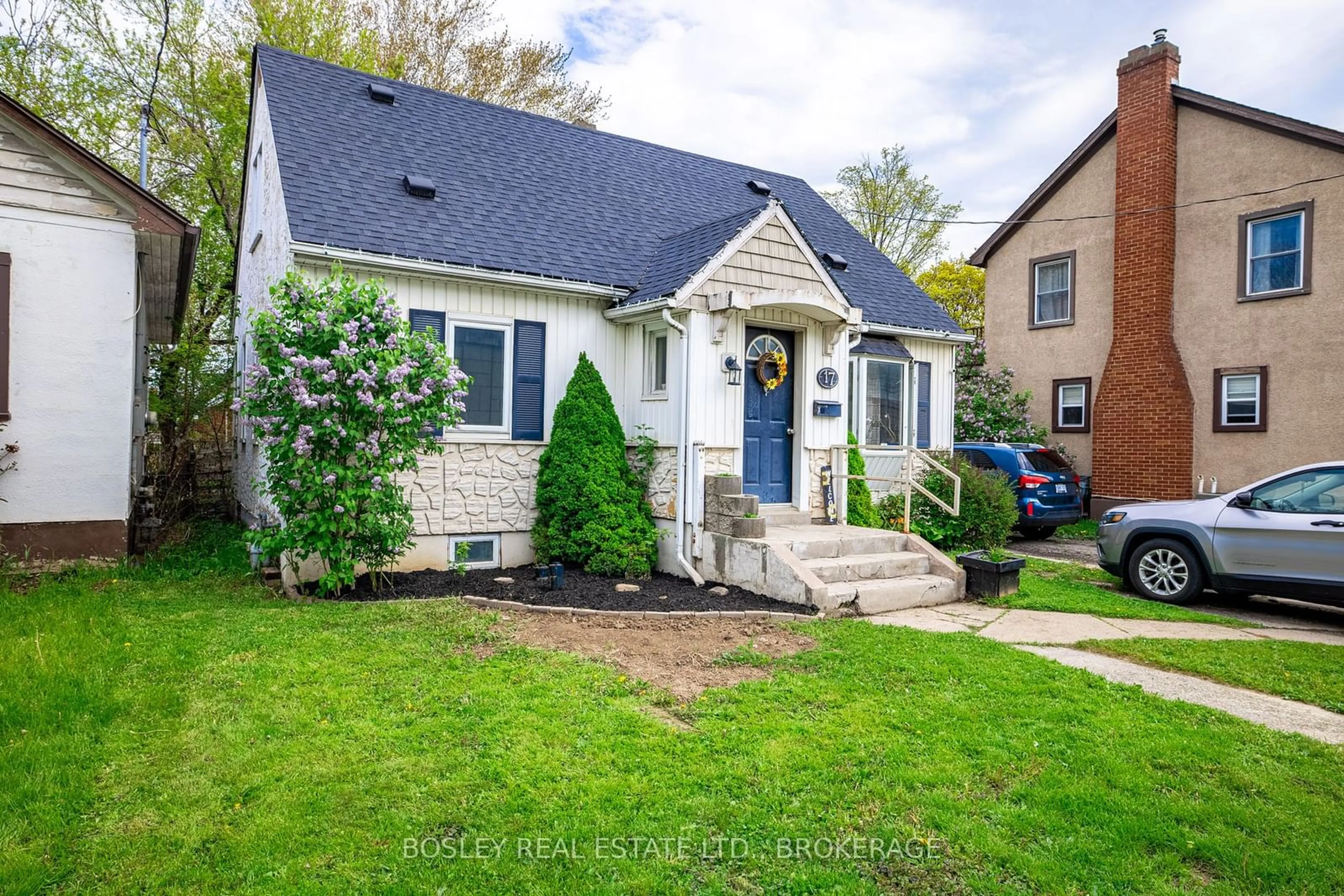 Home with vinyl exterior material, street for 17 MCCALLA Dr, St. Catharines Ontario L2N 1A1