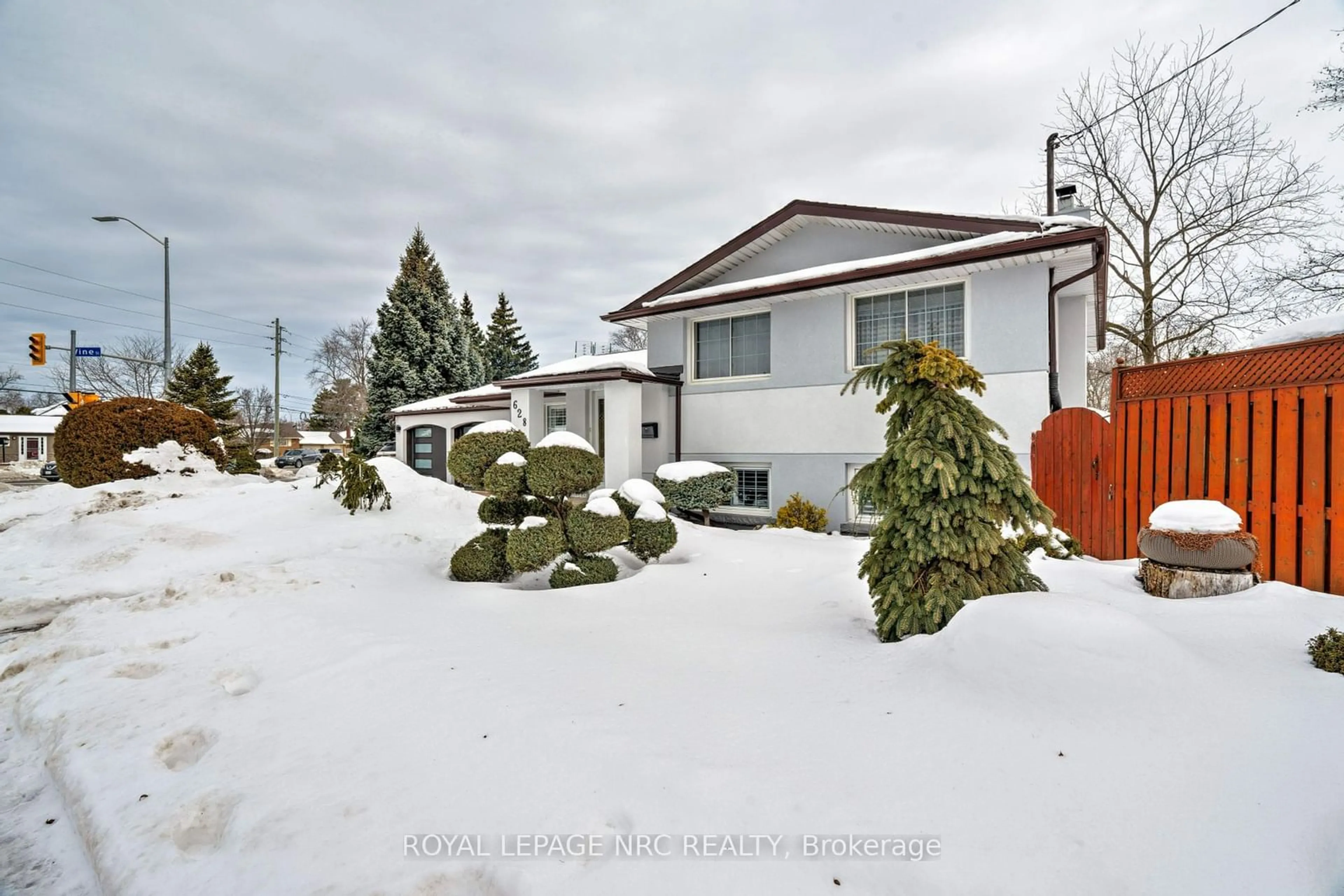 A pic from outside/outdoor area/front of a property/back of a property/a pic from drone, street for 628 Vine St, St. Catharines Ontario L2M 3V5