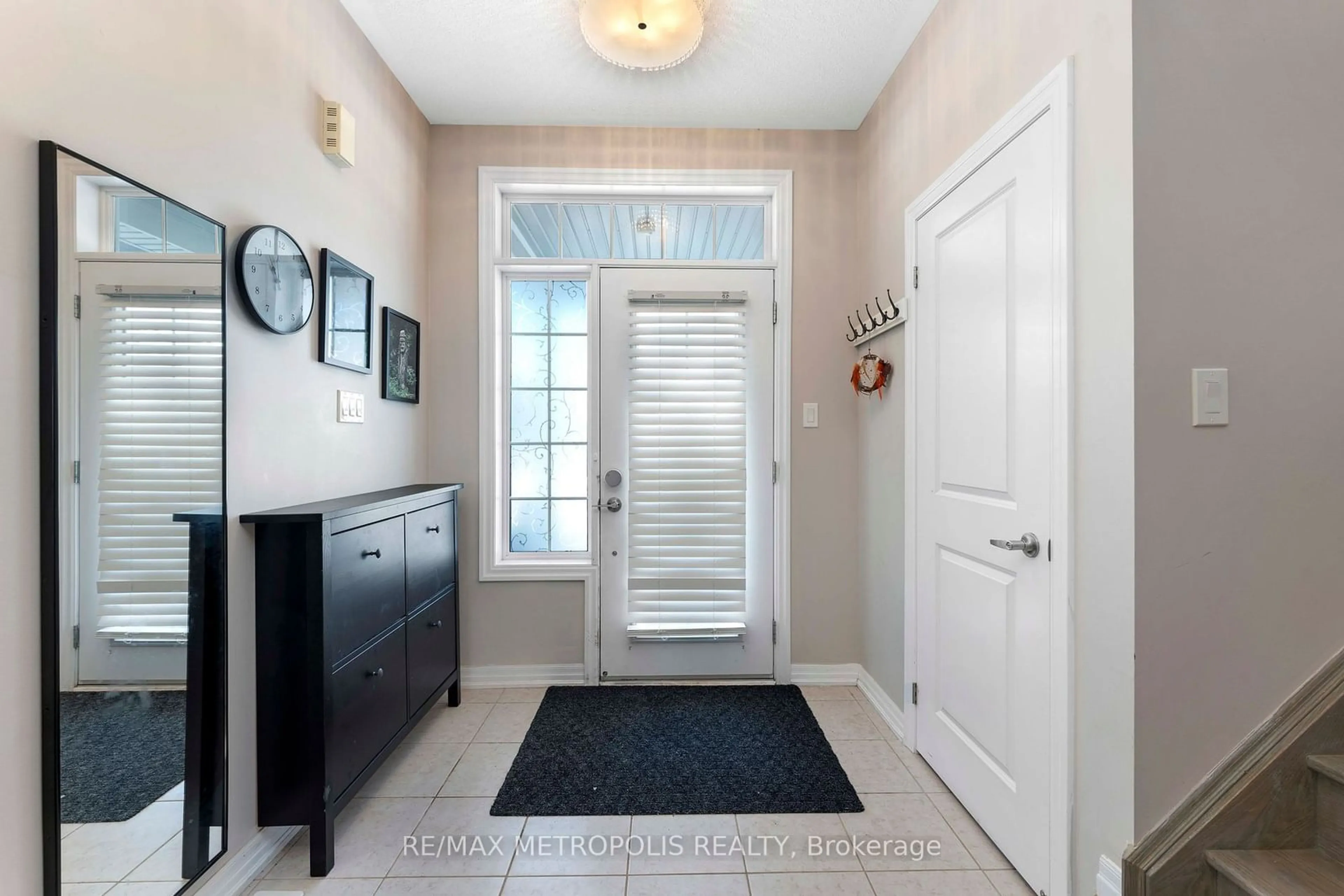 Indoor entryway for 7 Cannery Dr, Niagara-on-the-Lake Ontario L0S 1J0