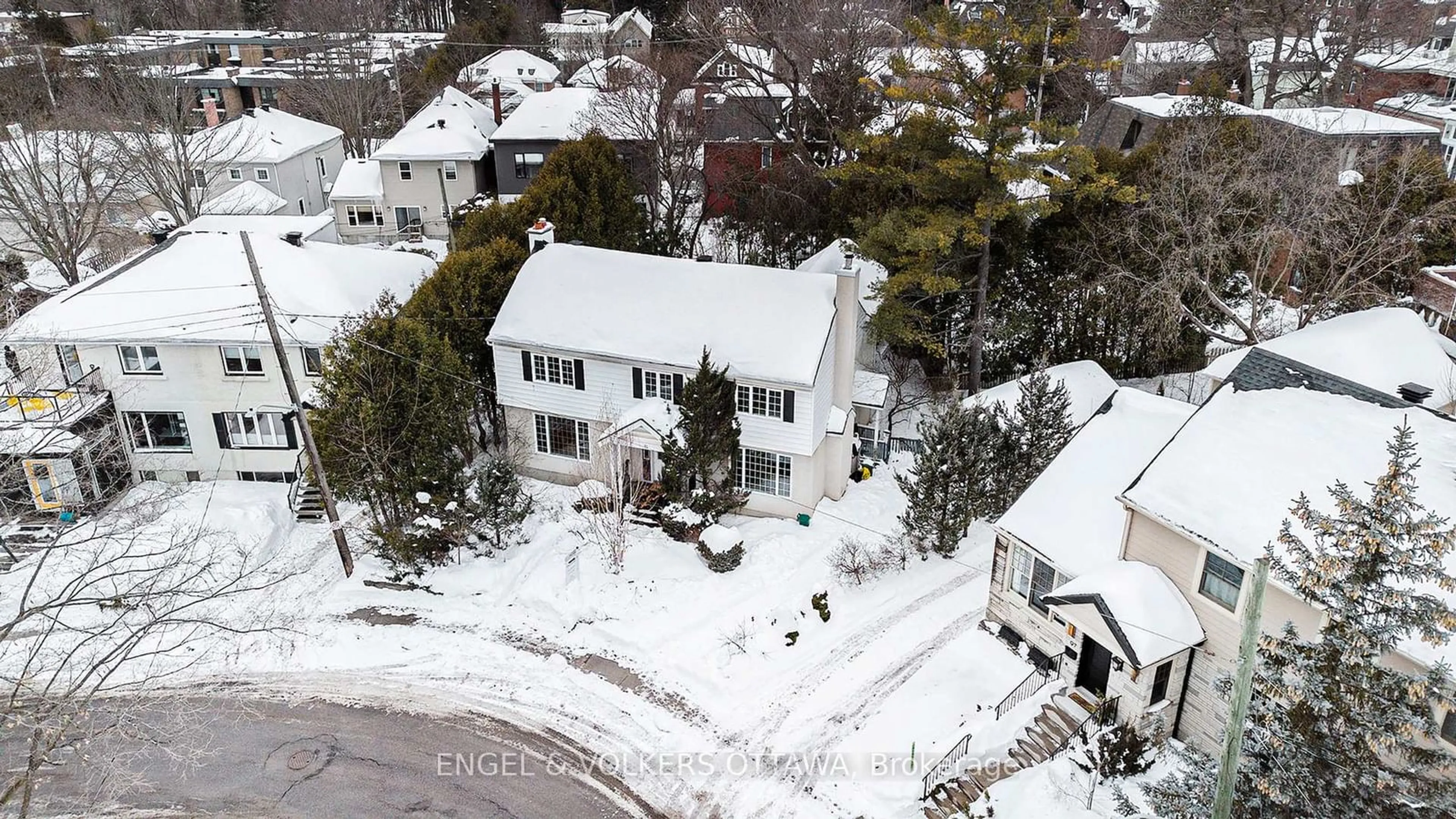 A pic from outside/outdoor area/front of a property/back of a property/a pic from drone, street for 93 Ivy Cres, New Edinburgh - Lindenlea Ontario K1M 1Y1