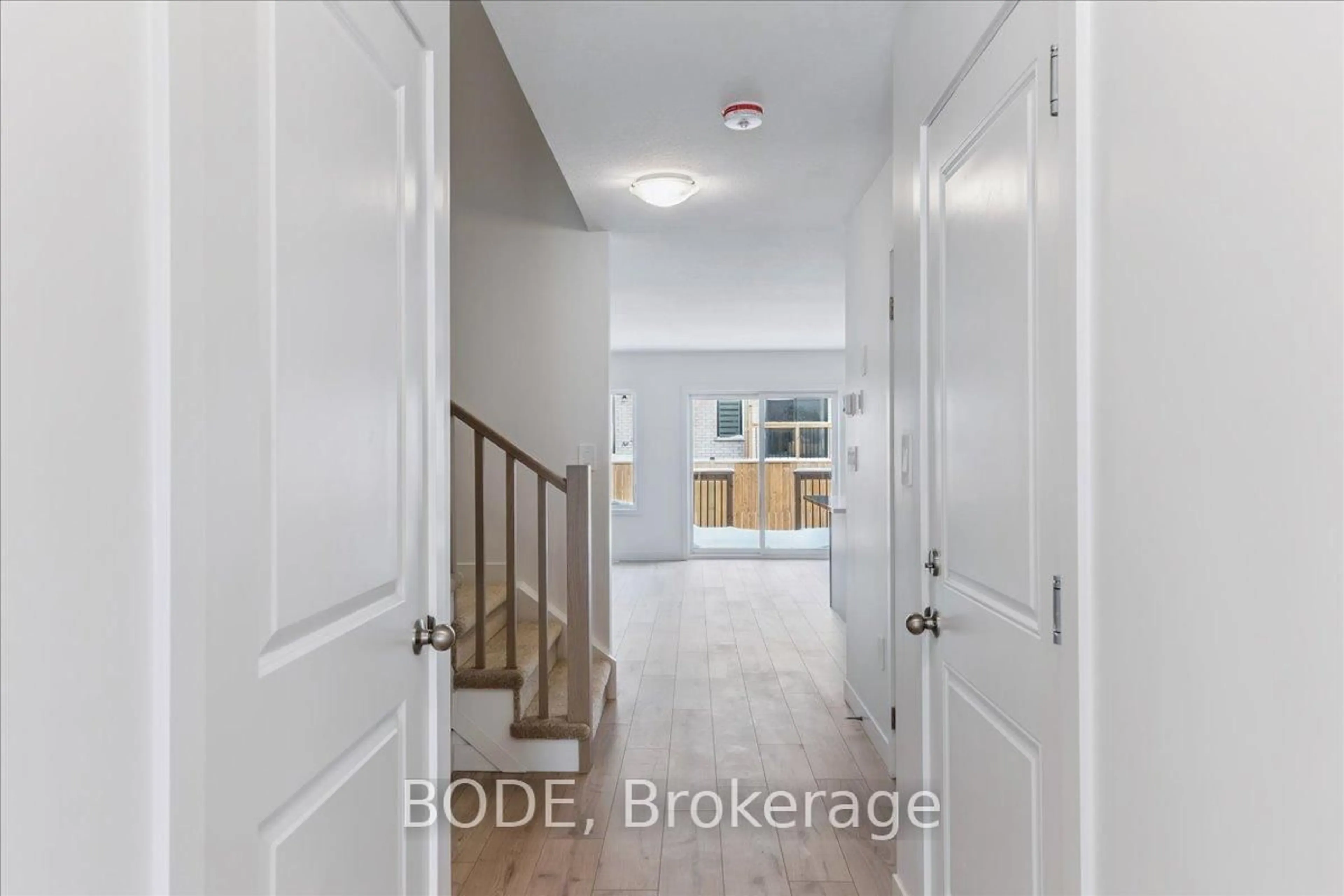 Indoor entryway for 18 Oak Forest Common, Cambridge Ontario N1S 0E5