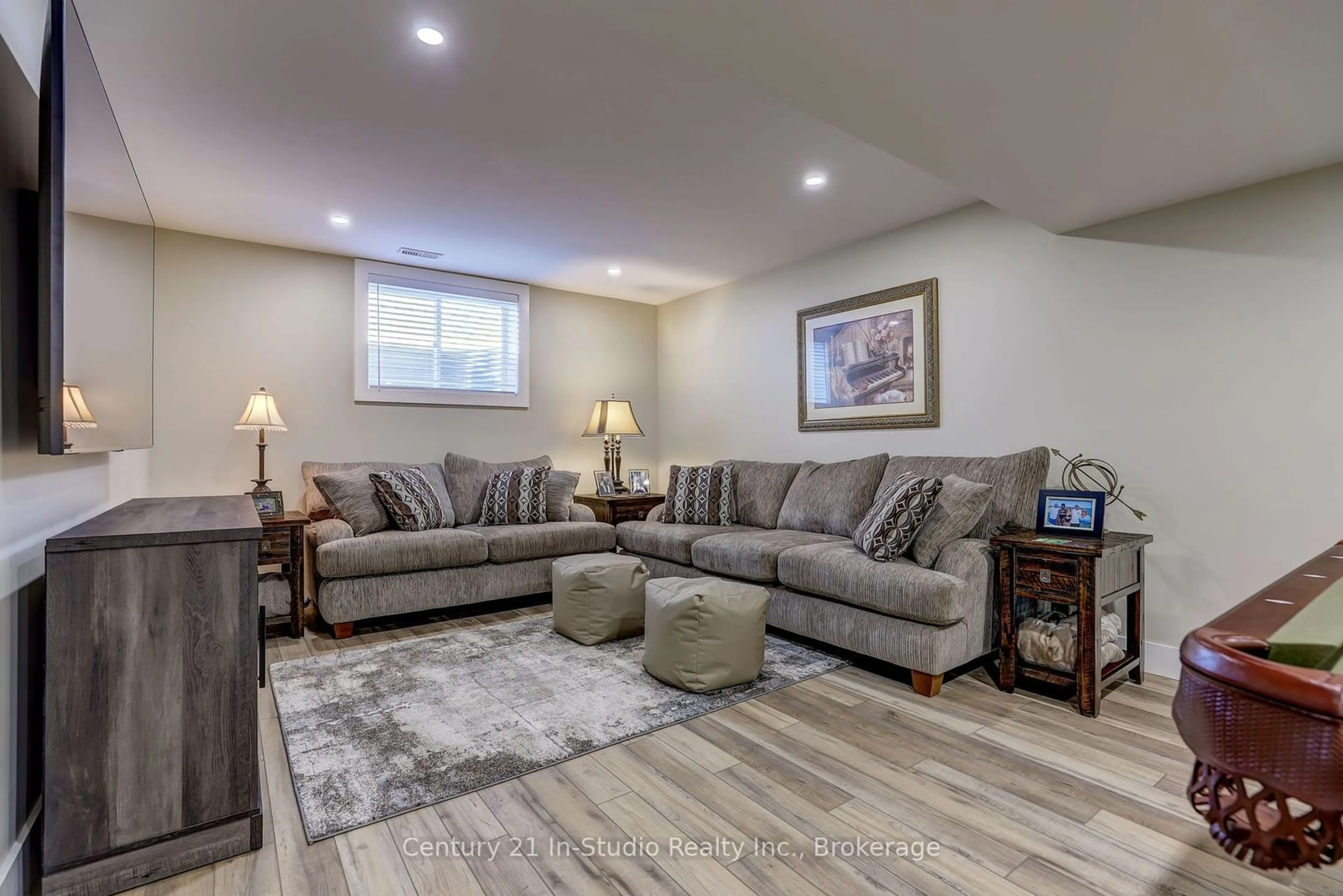 Living room with furniture, unknown for 258 Ironwood Way, Georgian Bluffs Ontario N0H 1S0