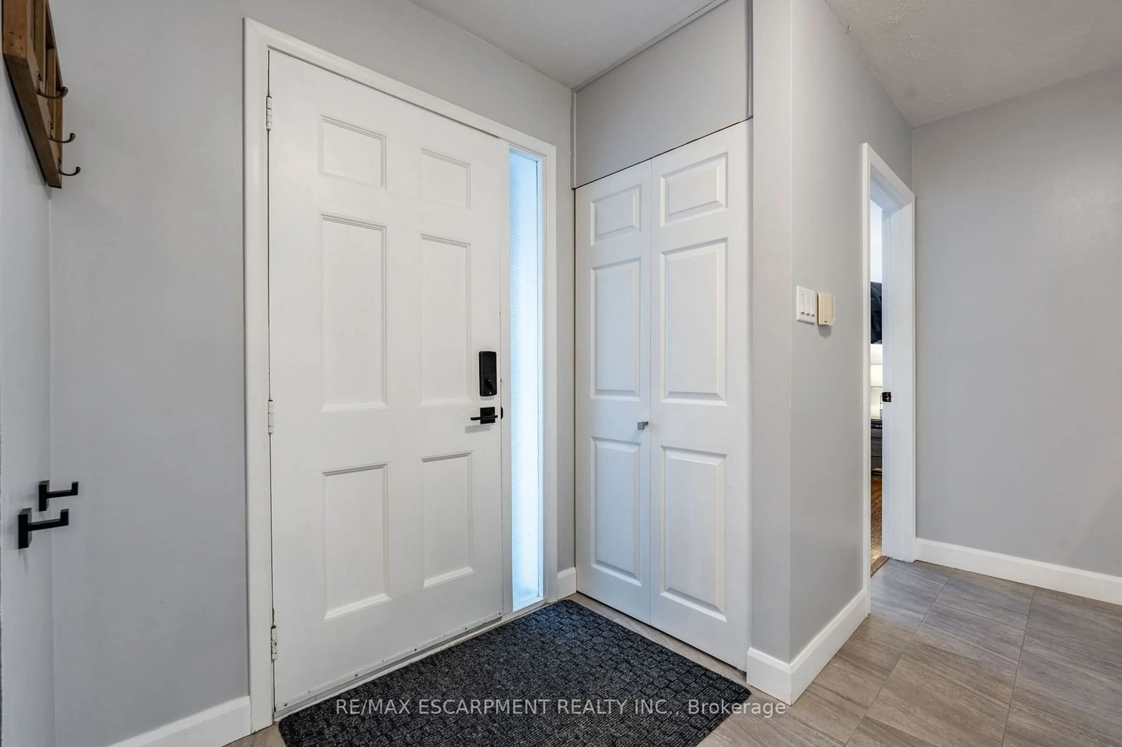 Indoor entryway for 141 BUCKINGHAM Dr, Hamilton Ontario L9C 2G8