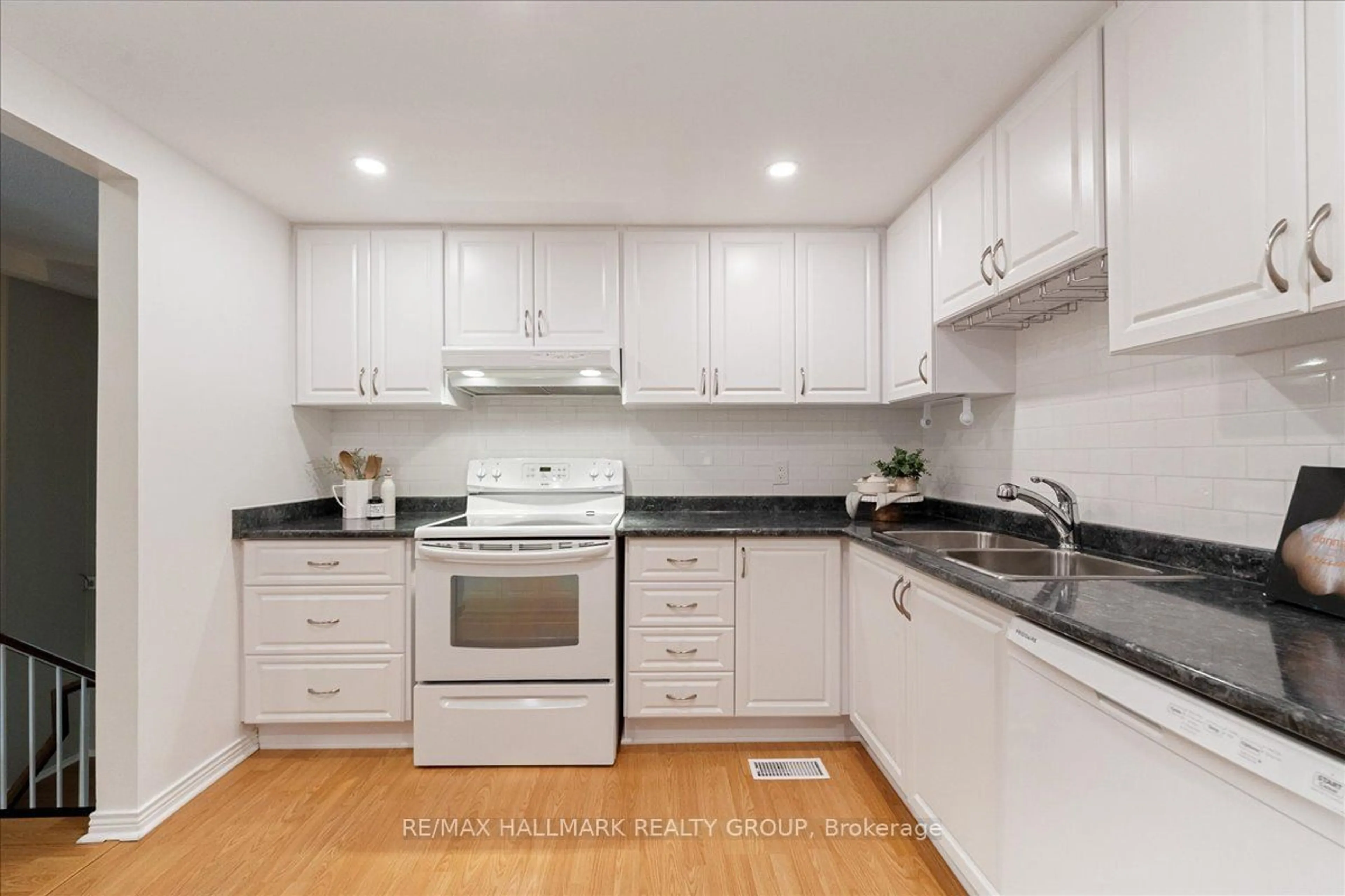 Standard kitchen, unknown for 339 Verdon Pvt, Hunt Club - South Keys and Area Ontario K1T 2Z9