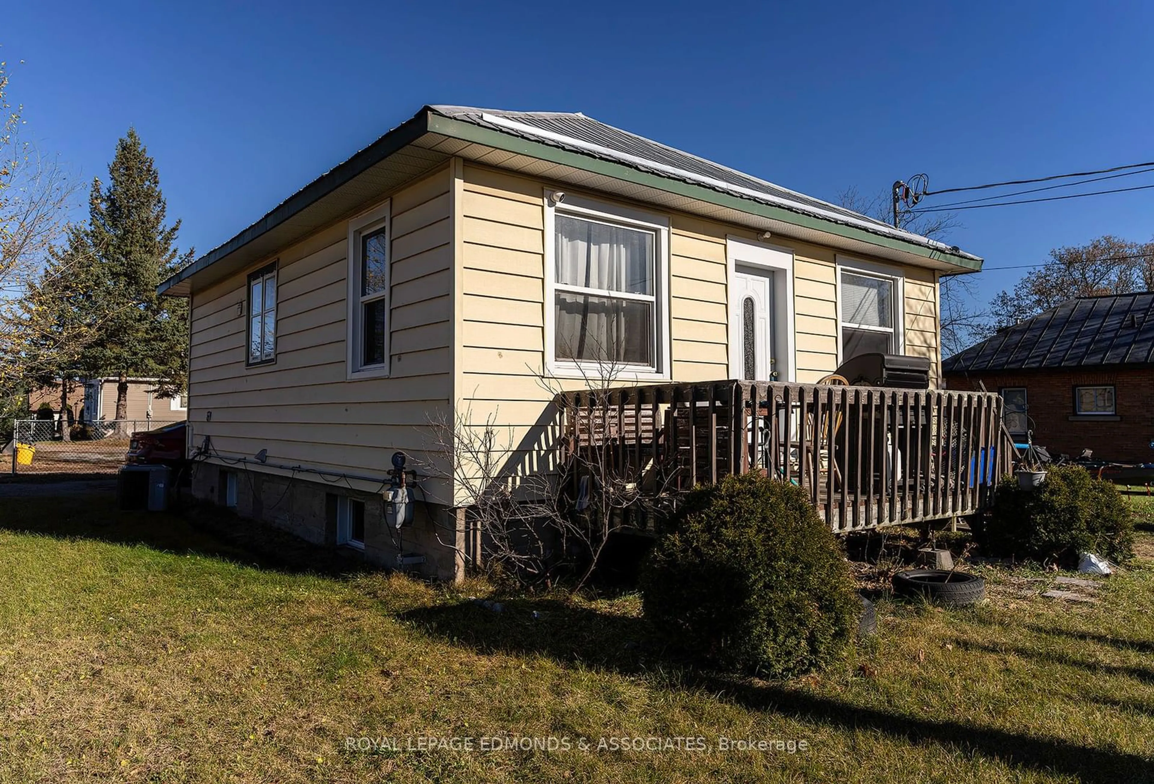 A pic from outside/outdoor area/front of a property/back of a property/a pic from drone, building for 671 Gordon St, Pembroke Ontario K8A 6J7