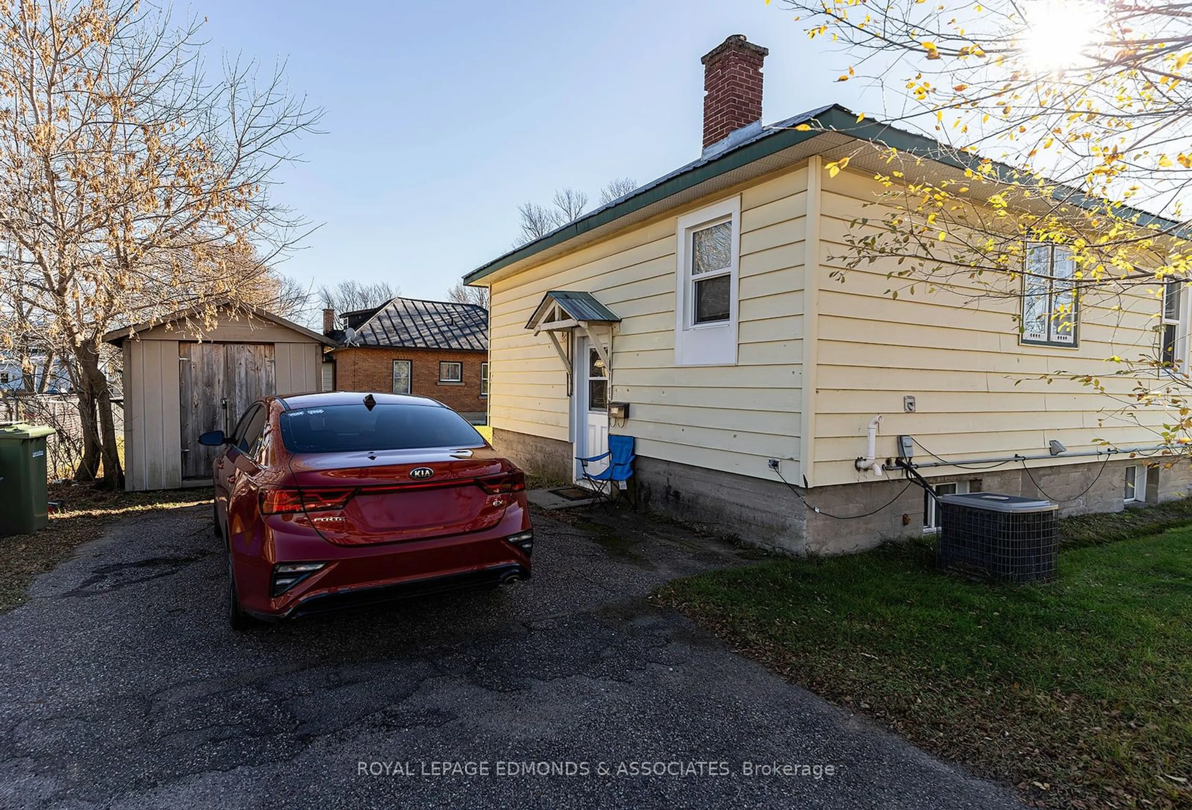 A pic from outside/outdoor area/front of a property/back of a property/a pic from drone, street for 671 Gordon St, Pembroke Ontario K8A 6J7