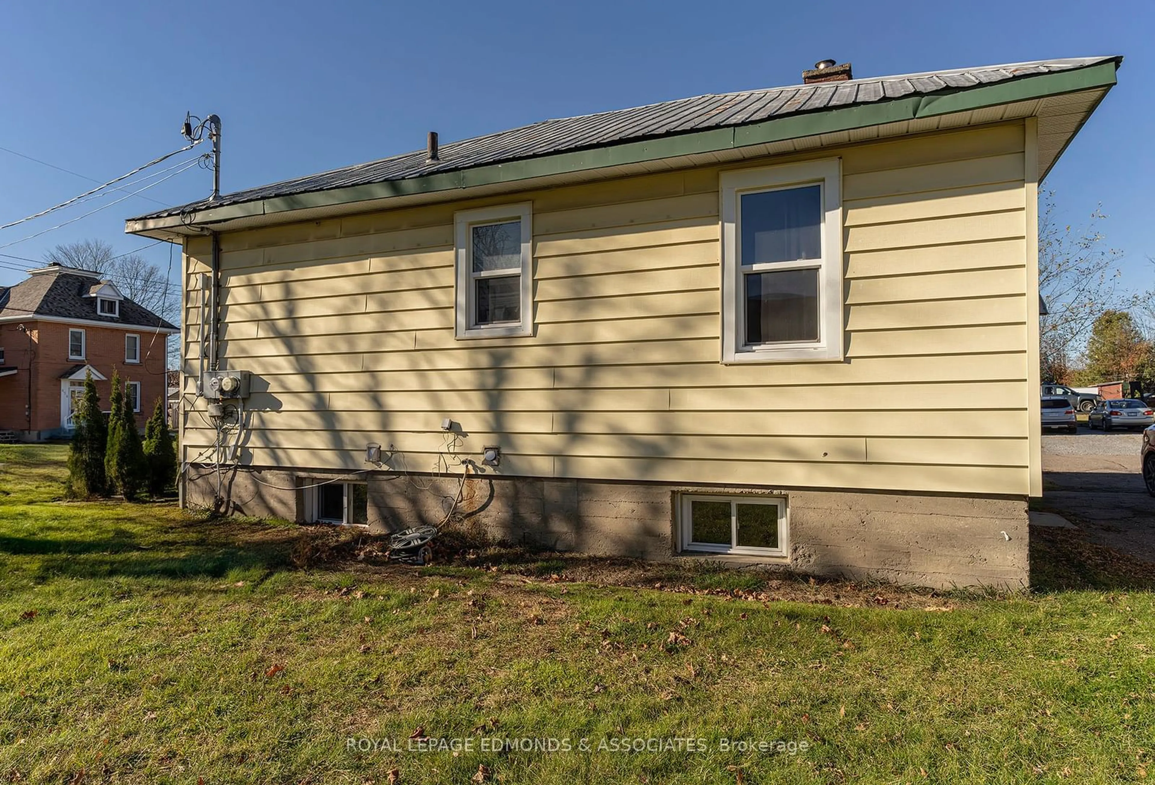 Home with vinyl exterior material, street for 671 Gordon St, Pembroke Ontario K8A 6J7