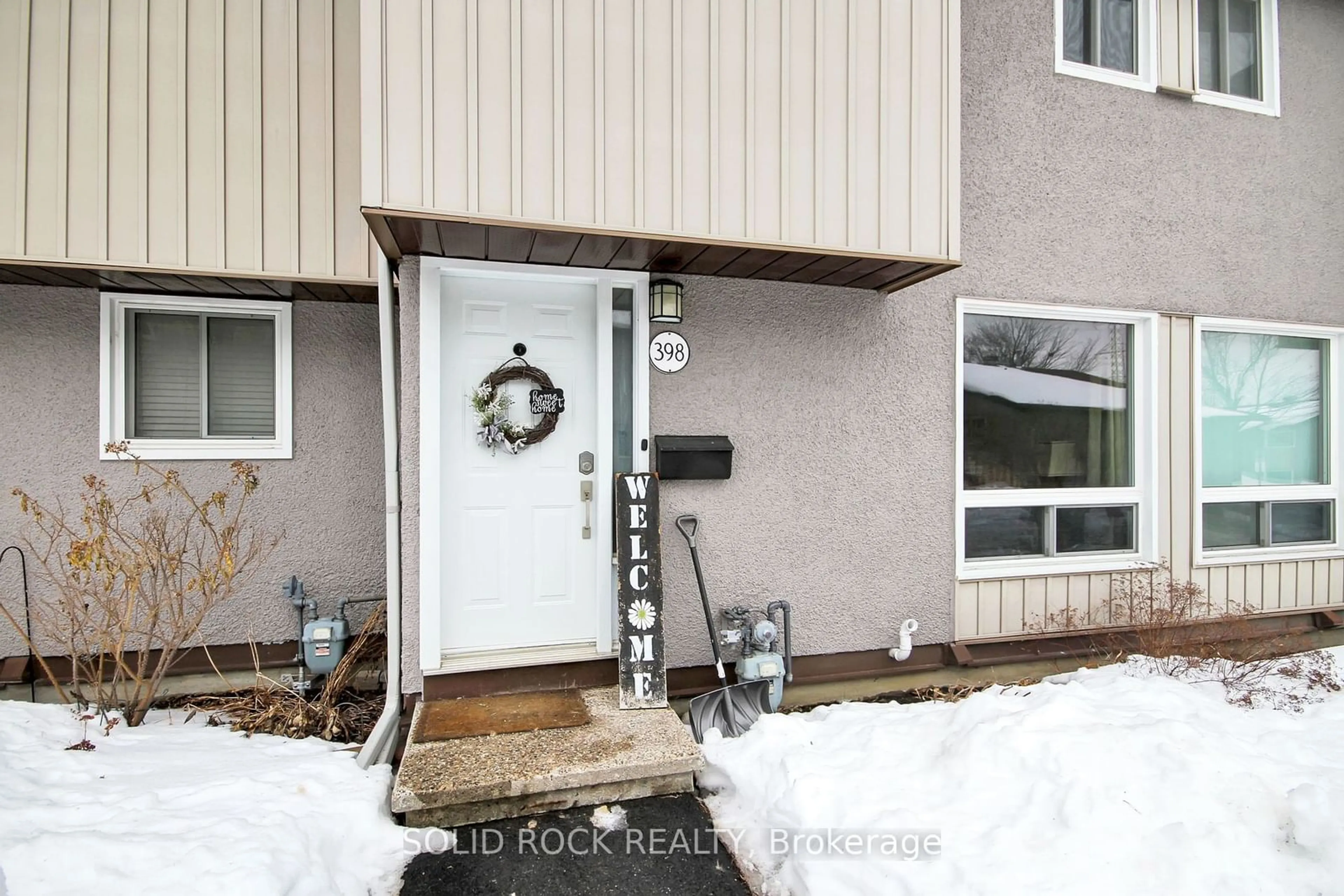 Indoor entryway for 398 Woodfield Dr, Tanglewood - Grenfell Glen - Pineglen Ontario K2G 3W9