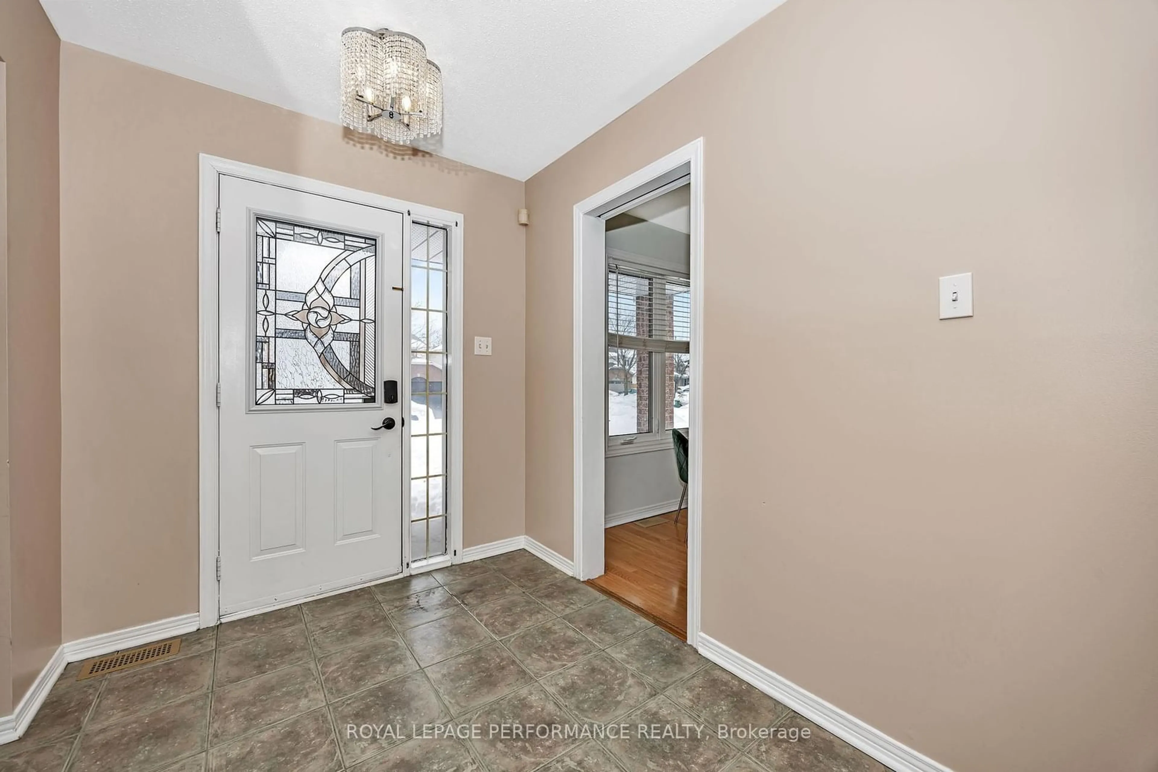 Indoor entryway for 73 Picasso Dr, Hunt Club - South Keys and Area Ontario K1G 5S7