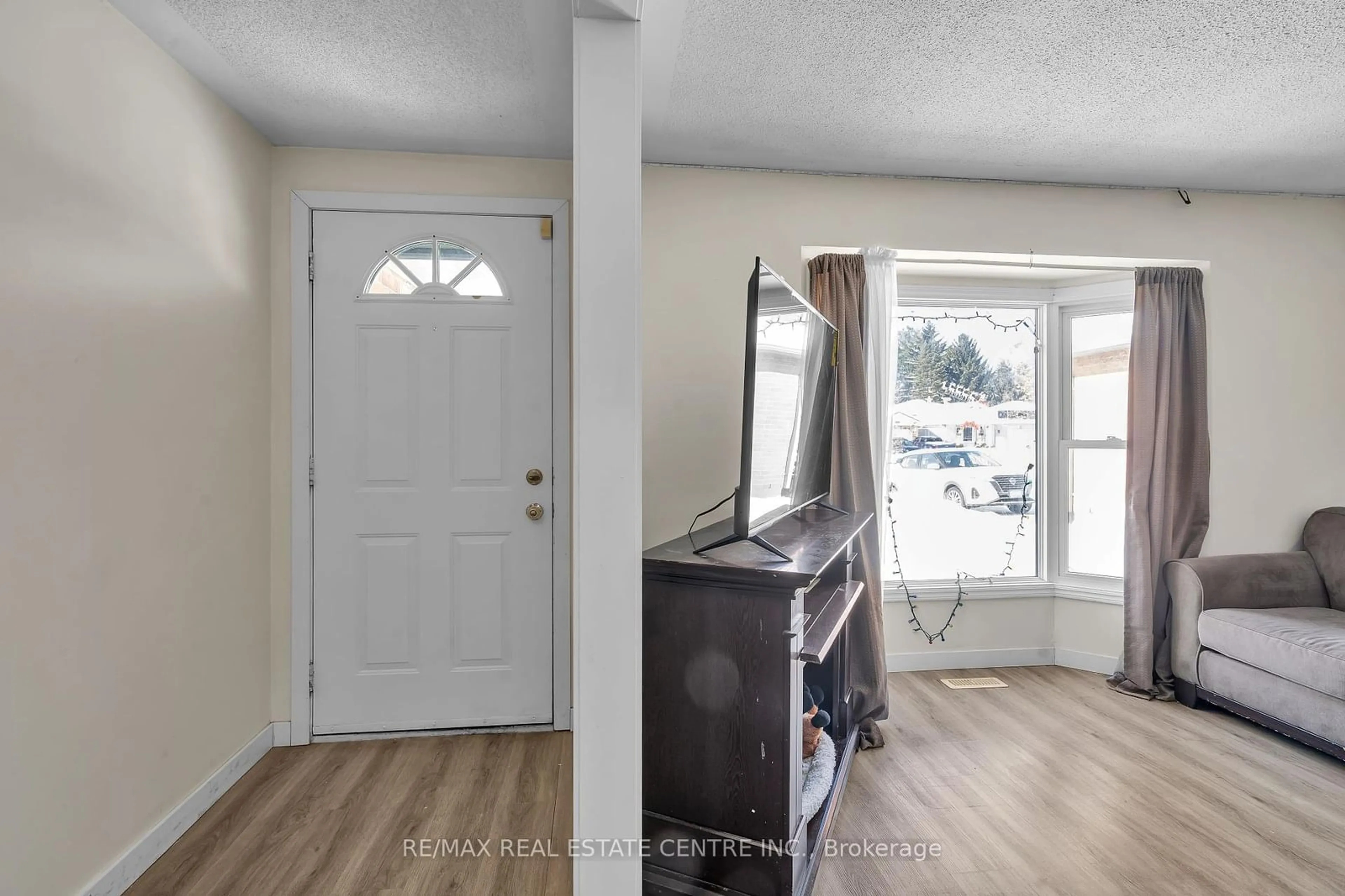 Indoor entryway for 2059 Mountbatten Pl, London Ontario N5V 4J2