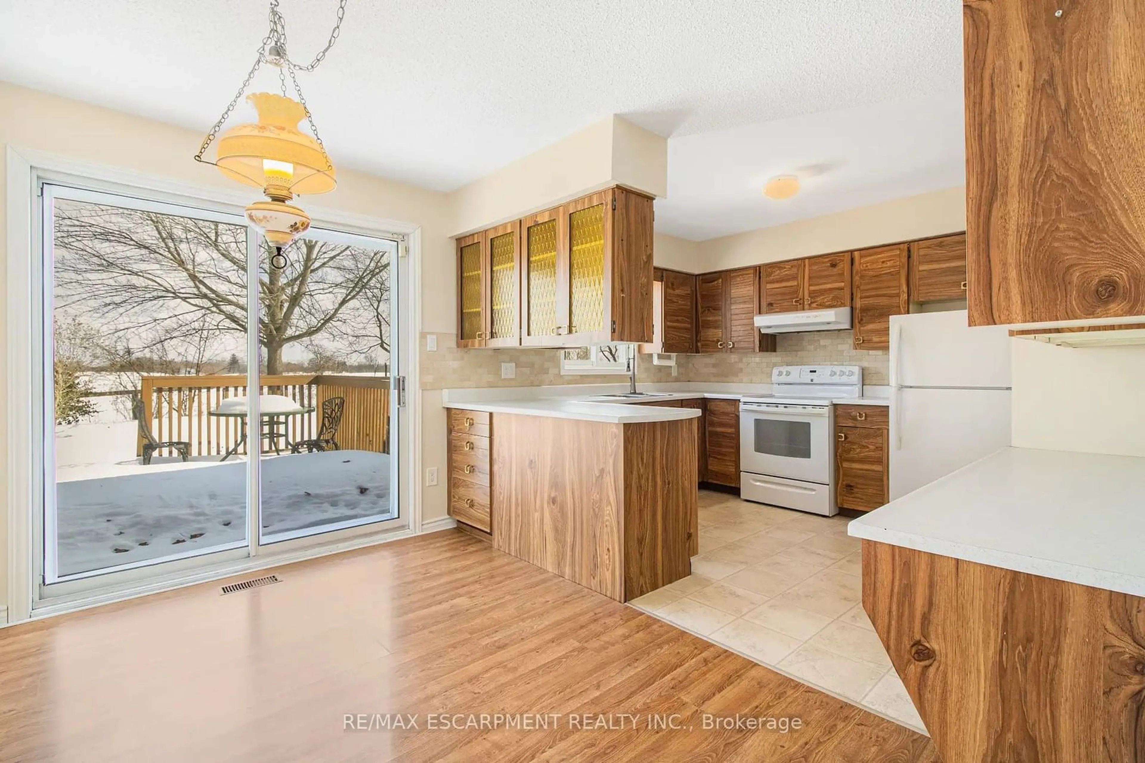 Open concept kitchen, wood/laminate floor for 50 Fieldgate Dr, Brantford Ontario N3P 1H4