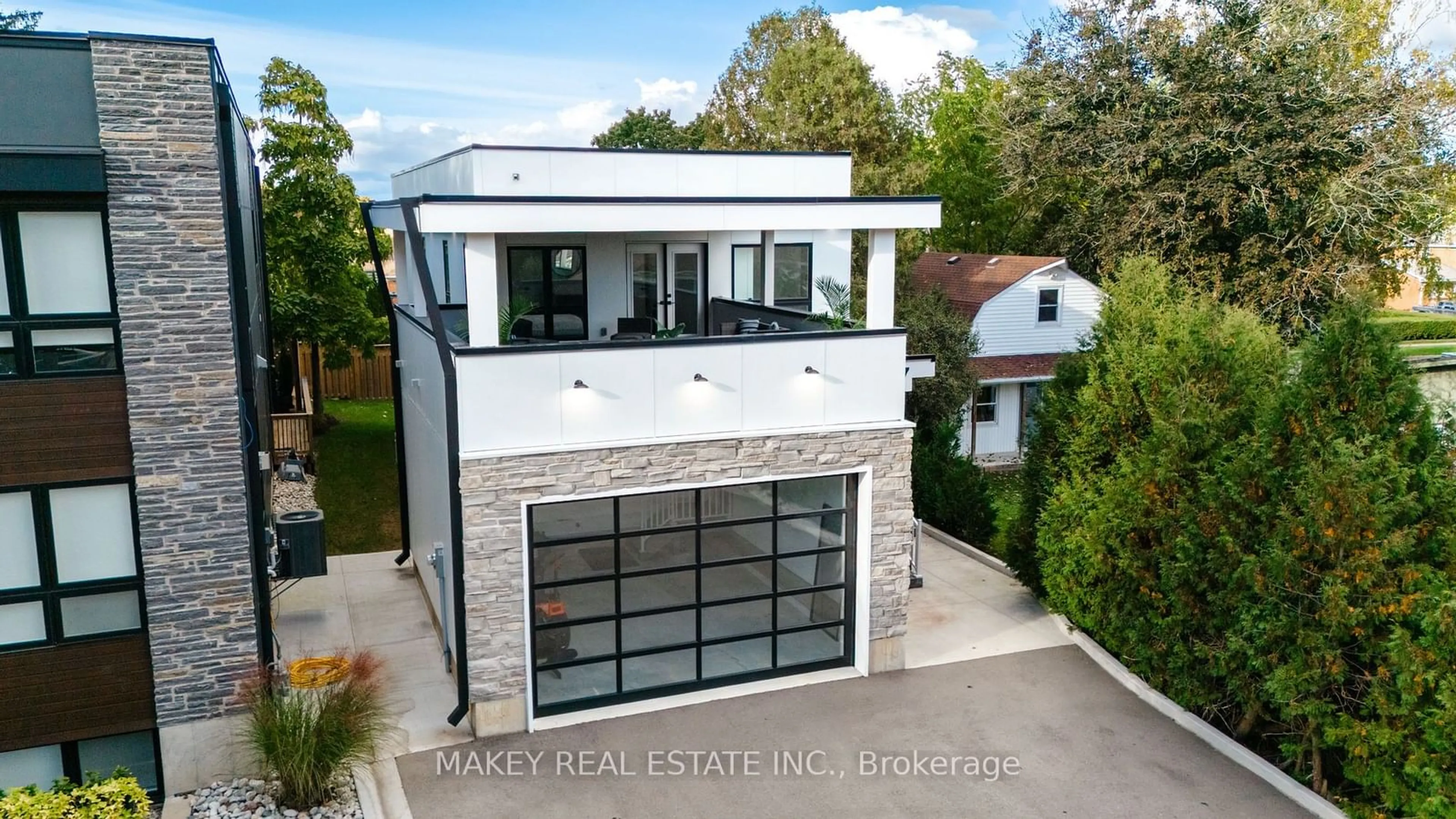 A pic from outside/outdoor area/front of a property/back of a property/a pic from drone, street for 647 Devonshire Ave, Woodstock Ontario N4S 5P9