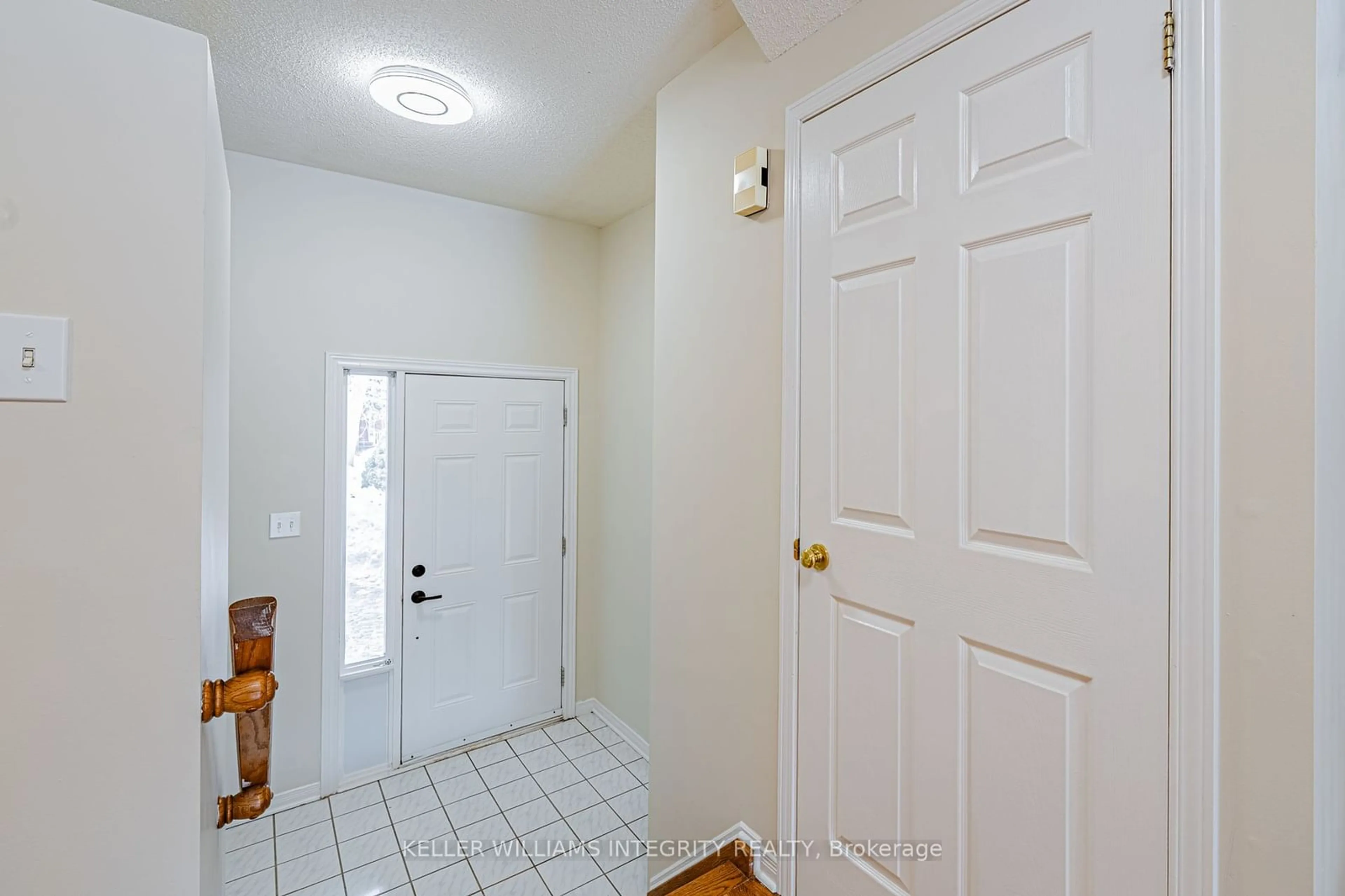 Indoor entryway for 17 Jackman Terr, Kanata Ontario K2L 4E2