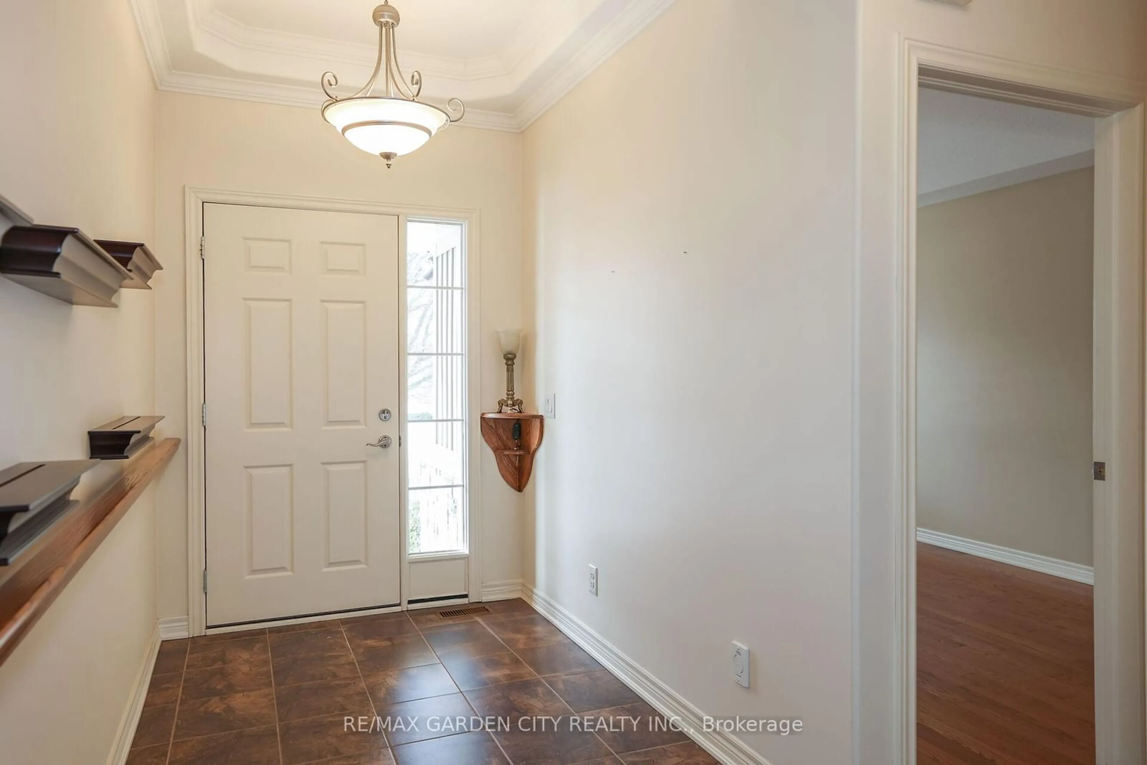 Indoor entryway for 603 Welland Ave ##5, St. Catharines Ontario L2M 0A6