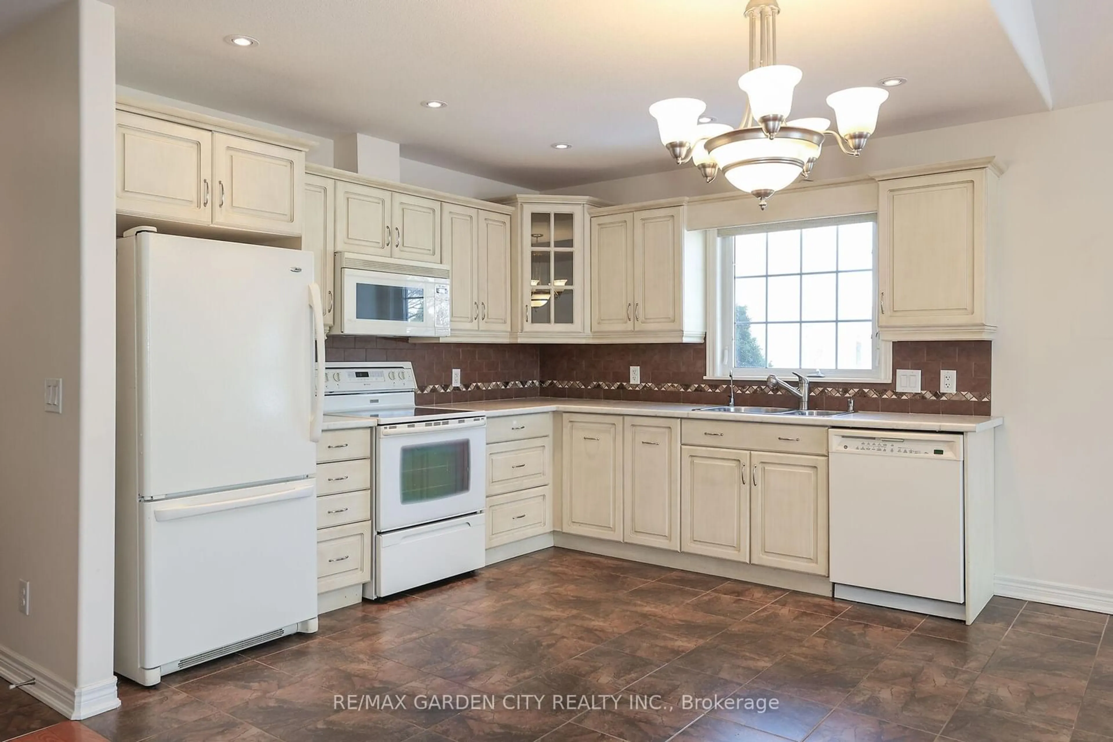 Open concept kitchen, ceramic/tile floor for 603 Welland Ave ##5, St. Catharines Ontario L2M 0A6