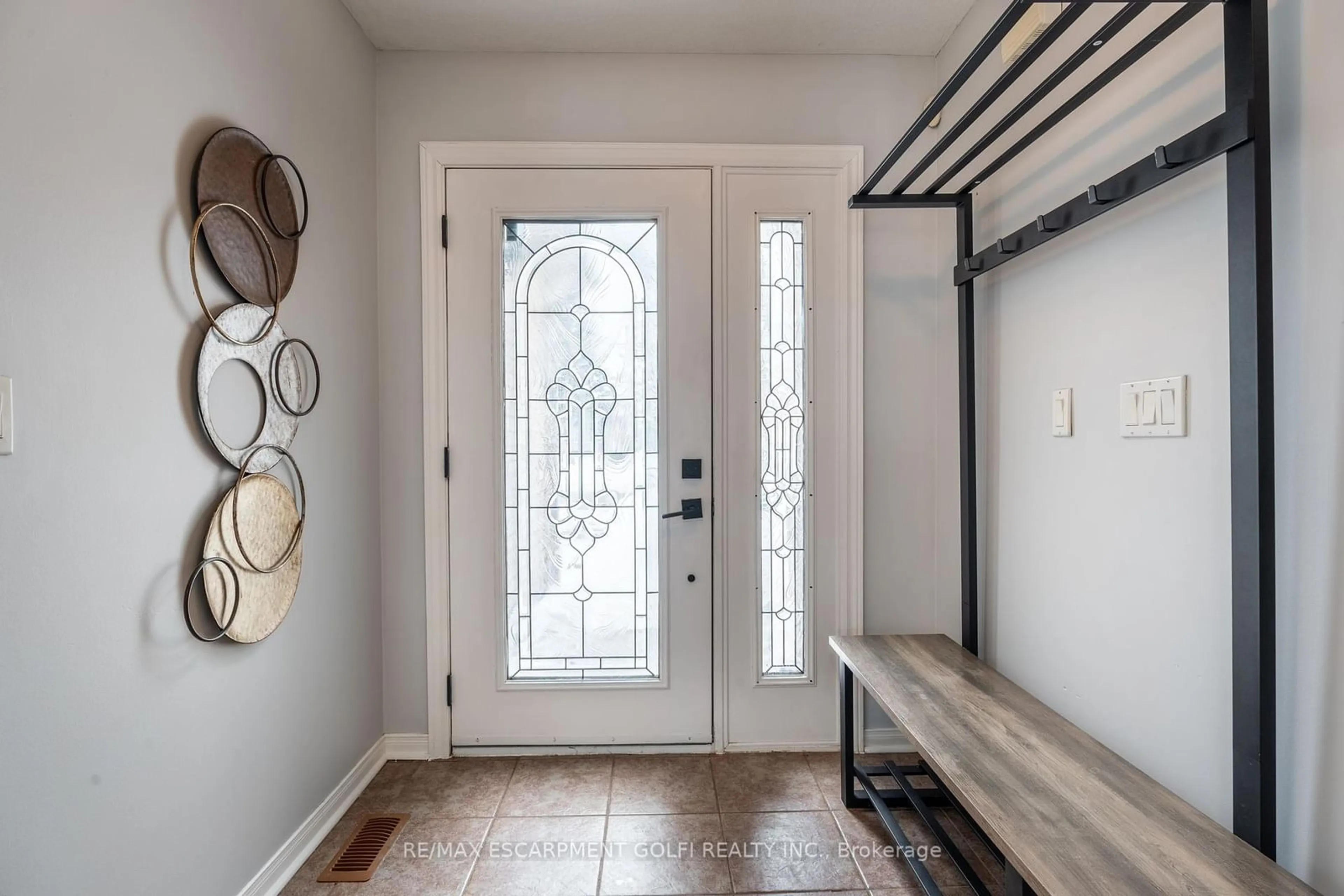 Indoor entryway for 44 MCNICHOL Dr, Cambridge Ontario N1P 1C9