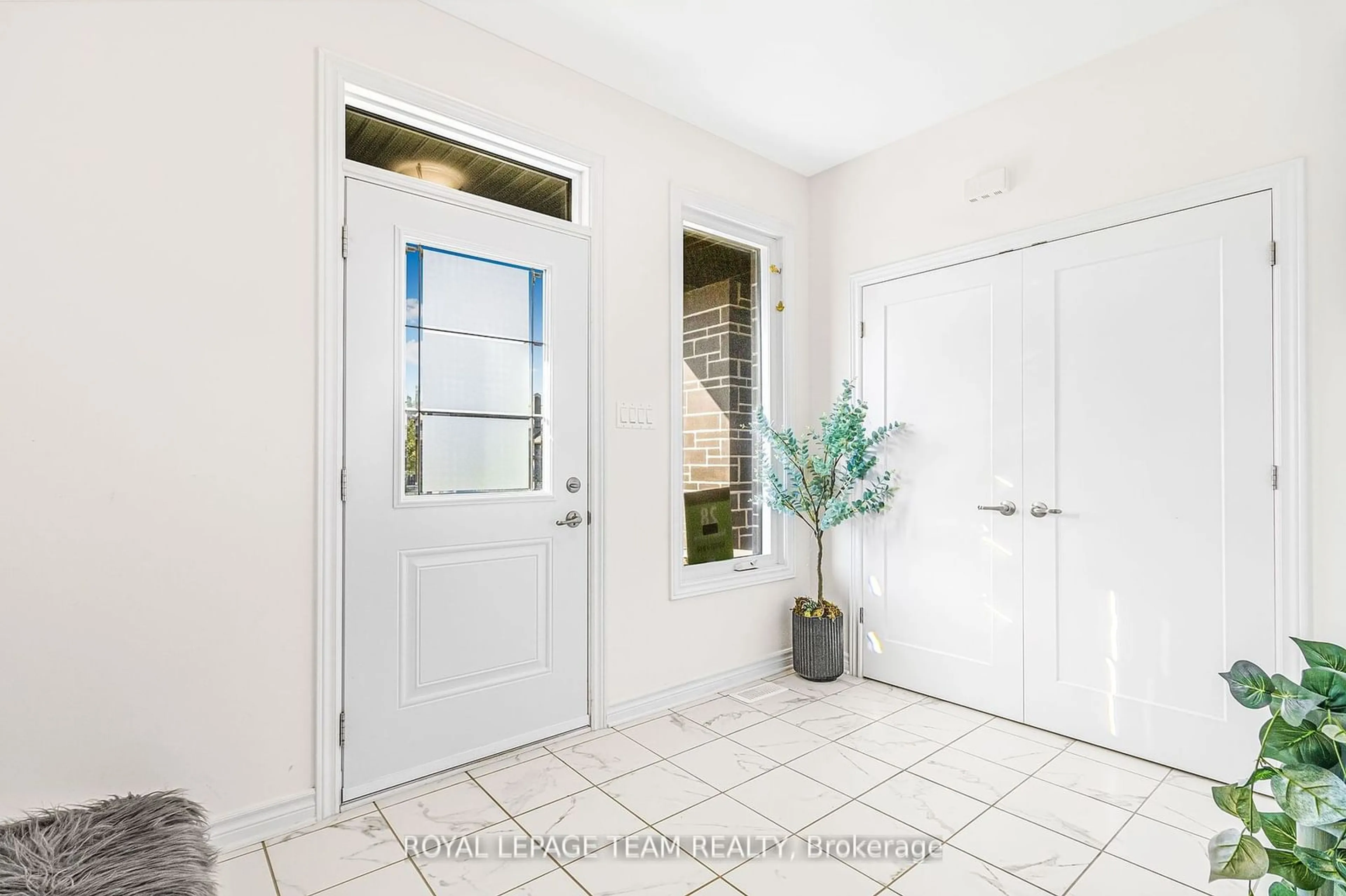 Indoor entryway for 28 SEABERT Dr, Arnprior Ontario K7S 0H9