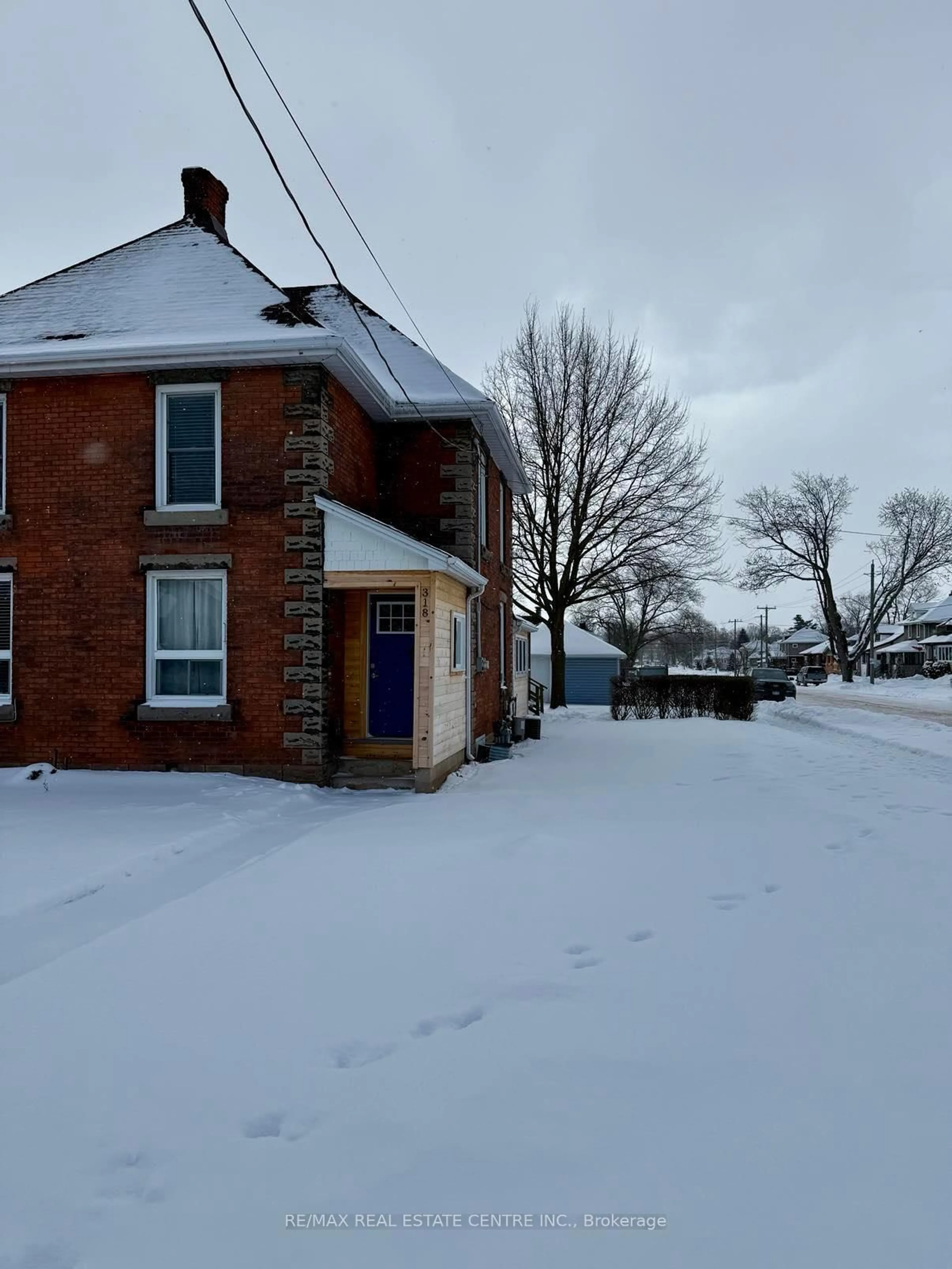 A pic from outside/outdoor area/front of a property/back of a property/a pic from drone, street for 318 Clarence St, Port Colborne Ontario L3K 3G8