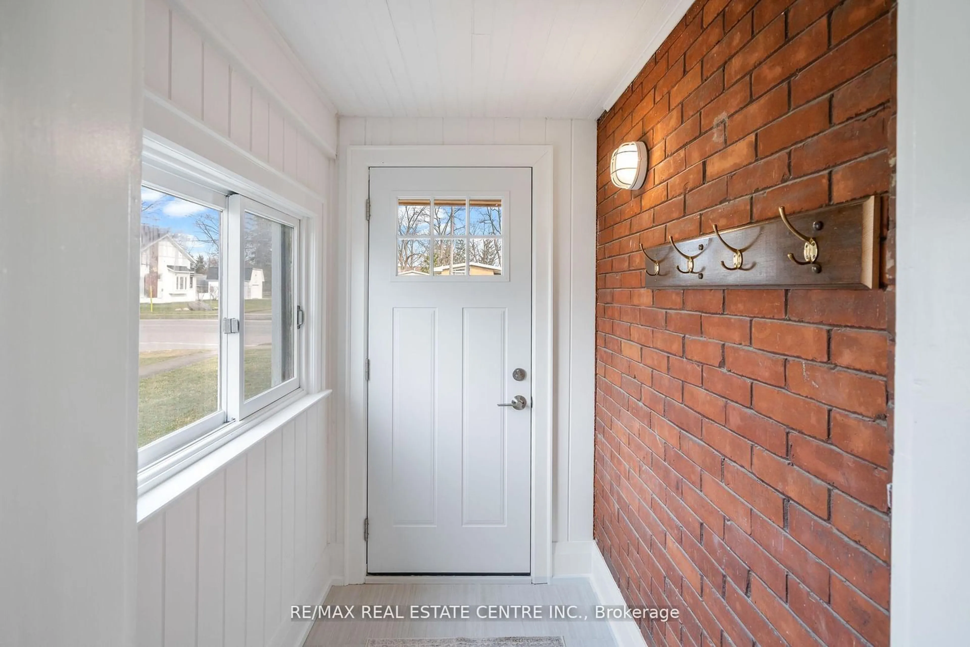 Indoor entryway for 318 Clarence St, Port Colborne Ontario L3K 3G8