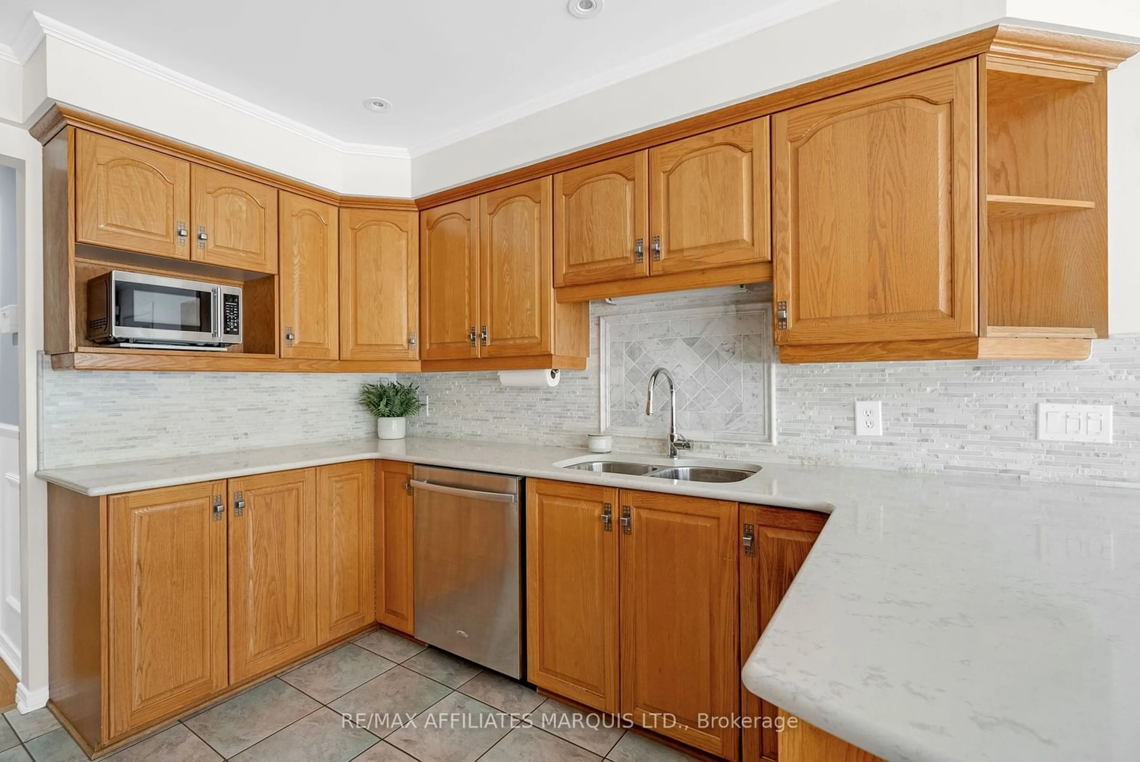 Standard kitchen, ceramic/tile floor for 831 Chelsea Cres, Cornwall Ontario K6H 6Y8