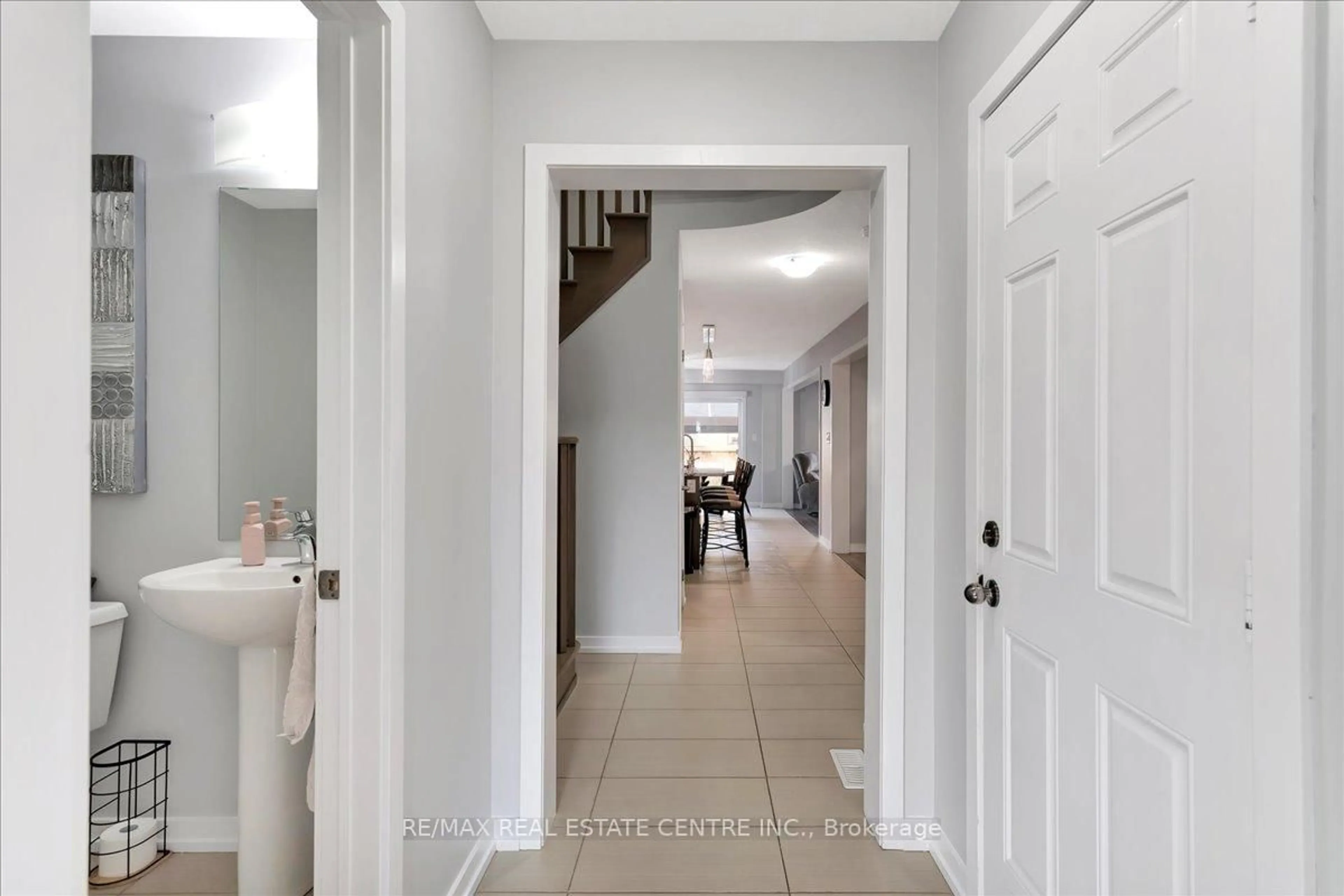 Indoor entryway for 30 Scarletwood St, Hamilton Ontario L8J 0K8