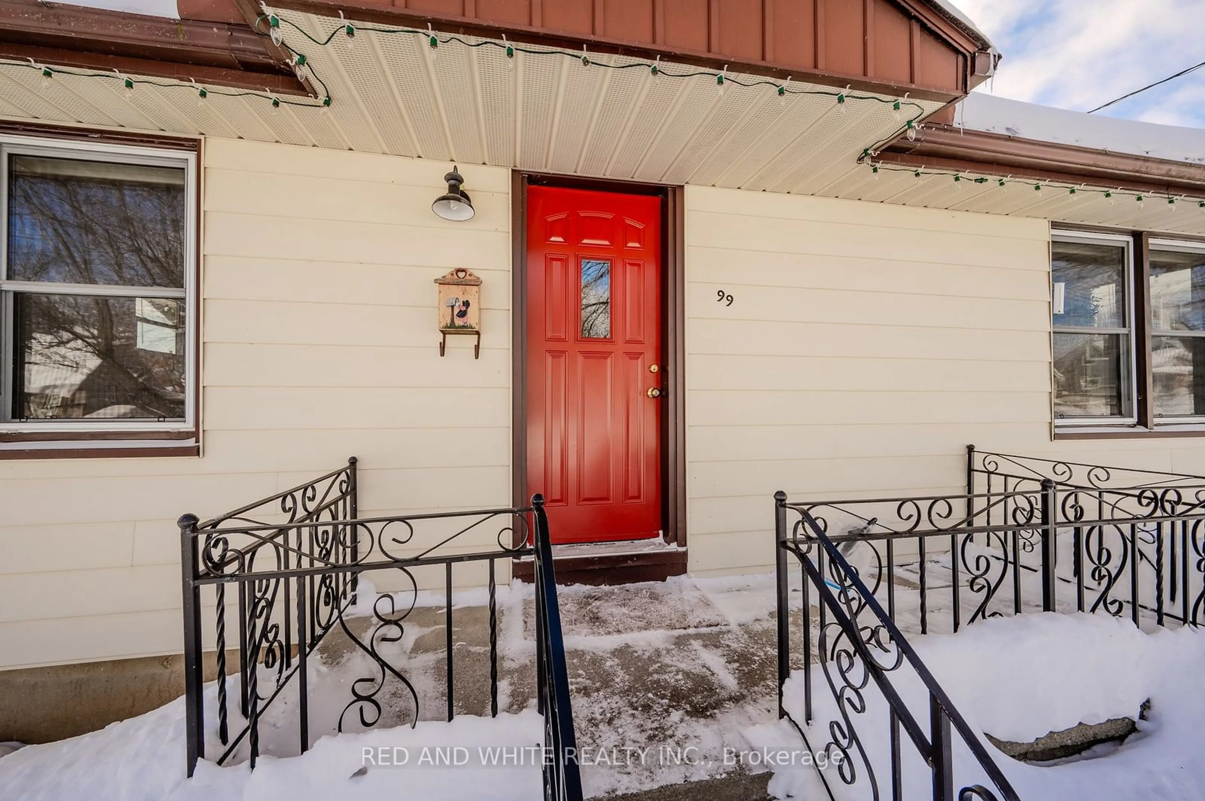 Indoor entryway for 99 Stewart Ave, Cambridge Ontario N1R 2V1