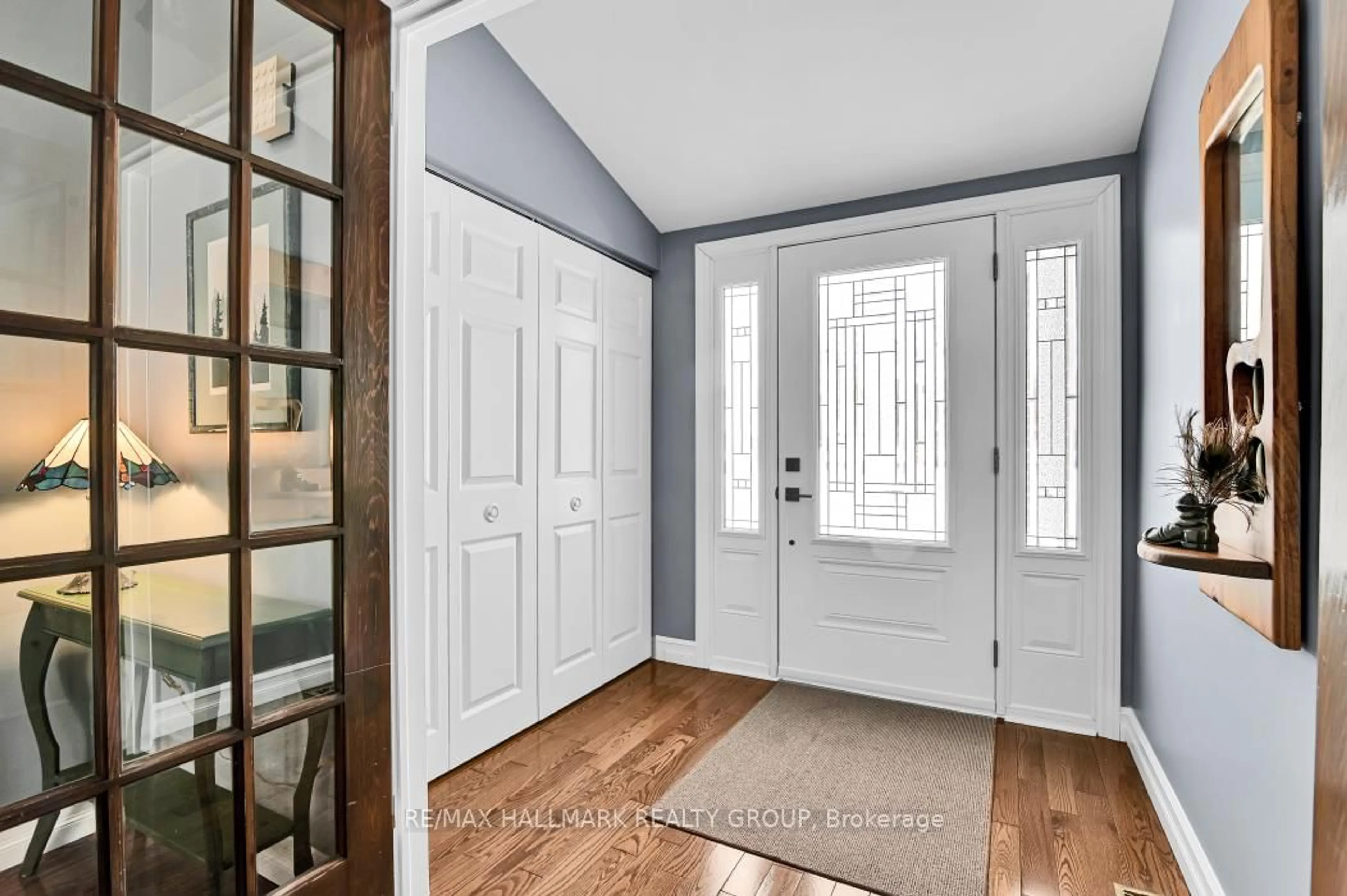 Indoor entryway for 2799 Mozart Crt, Blossom Park - Airport and Area Ontario K1T 2P8