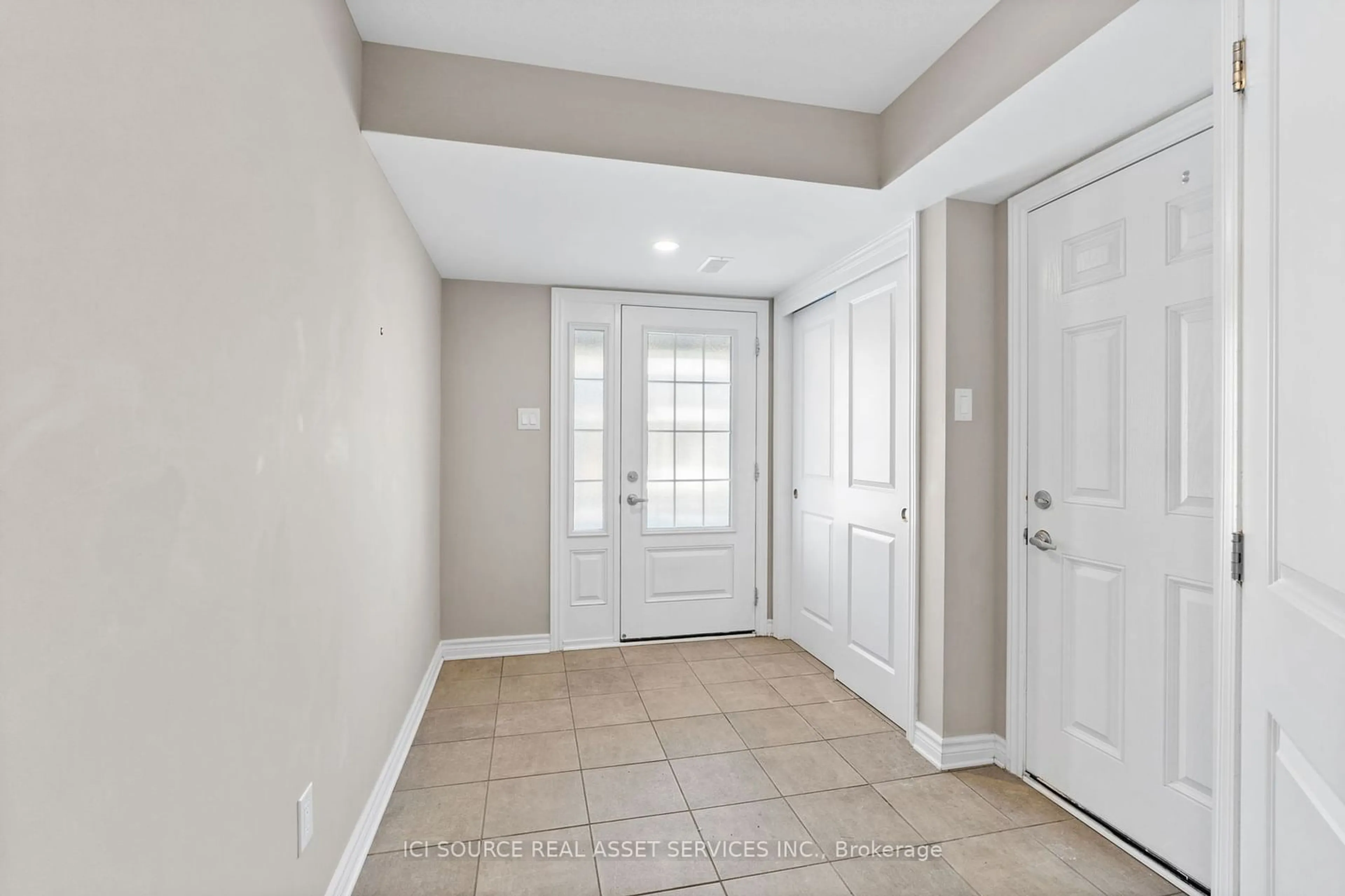 Indoor entryway for 915 Kilbirnie Dr, Barrhaven Ontario K2J 6G2