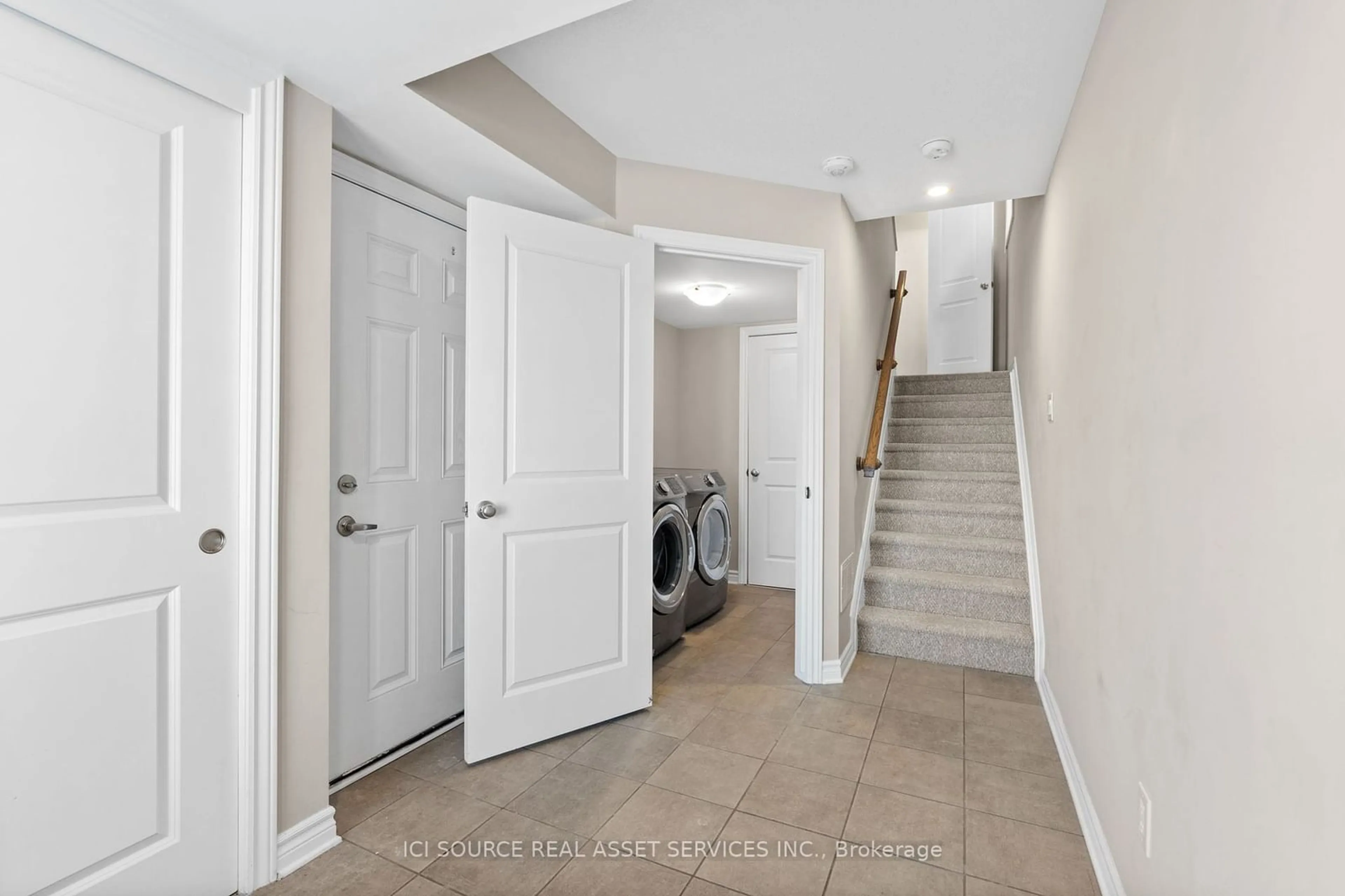 Indoor entryway for 915 Kilbirnie Dr, Barrhaven Ontario K2J 6G2