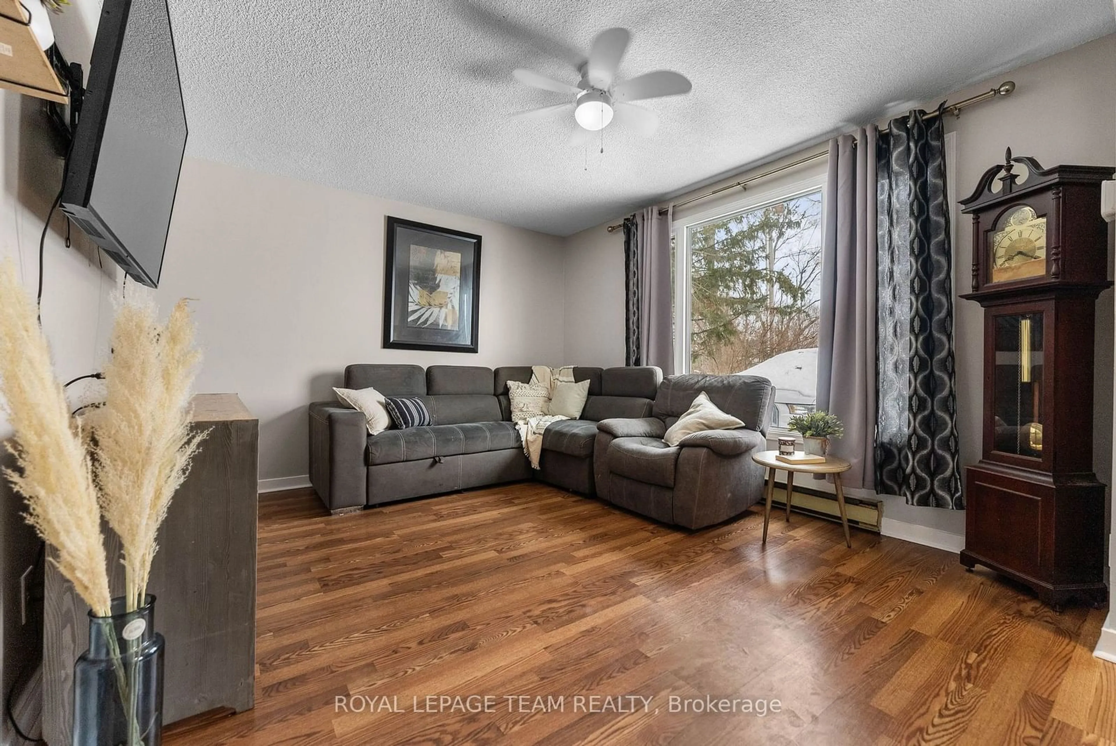 Living room with furniture, unknown for 103 Leland St, Carp - Dunrobin - Huntley - Fitzroy and Area Ontario K0A 2H0