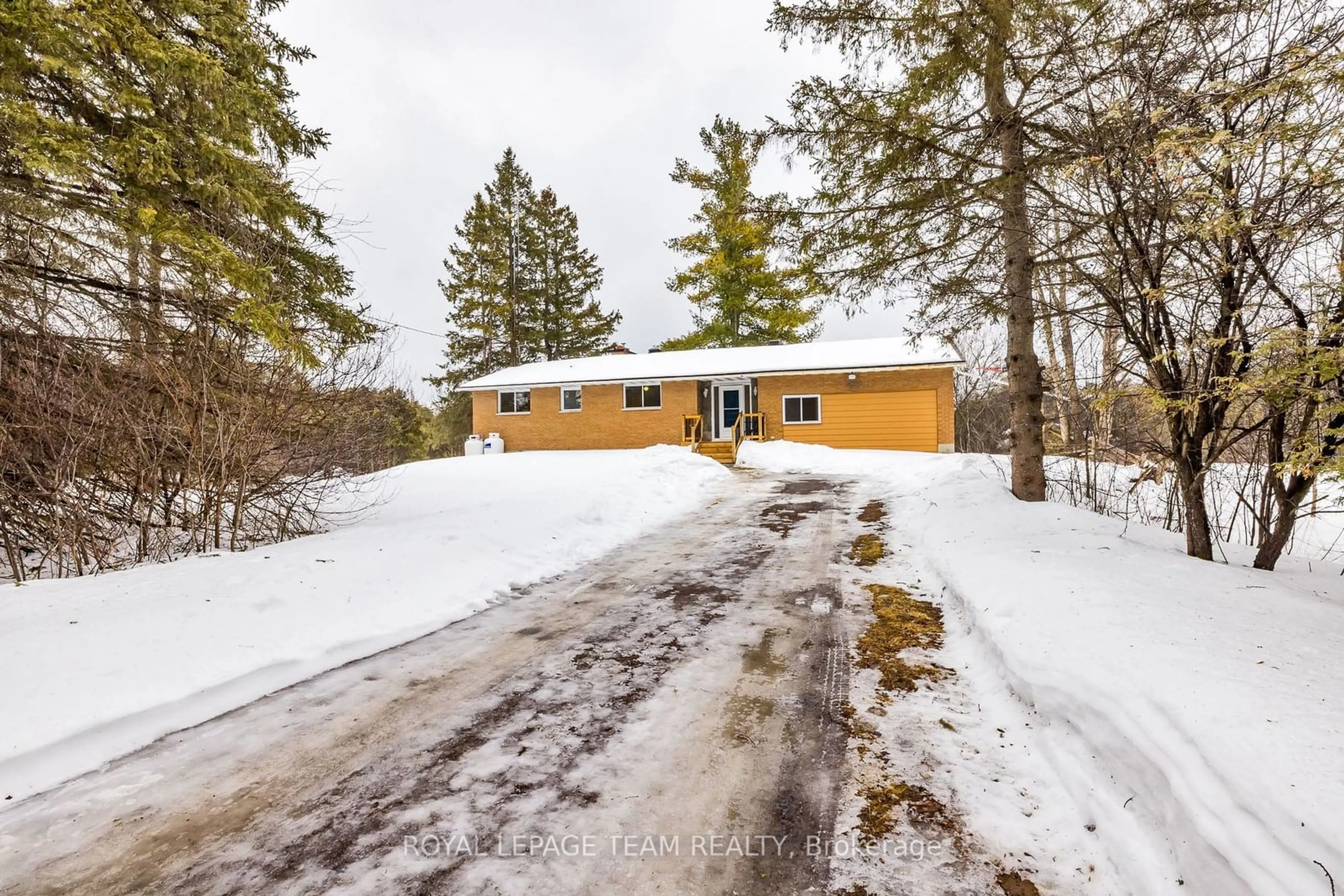 A pic from outside/outdoor area/front of a property/back of a property/a pic from drone, street for 7069 Gallagher Rd, Manotick - Kars - Rideau Twp and Area Ontario K0A 2T0