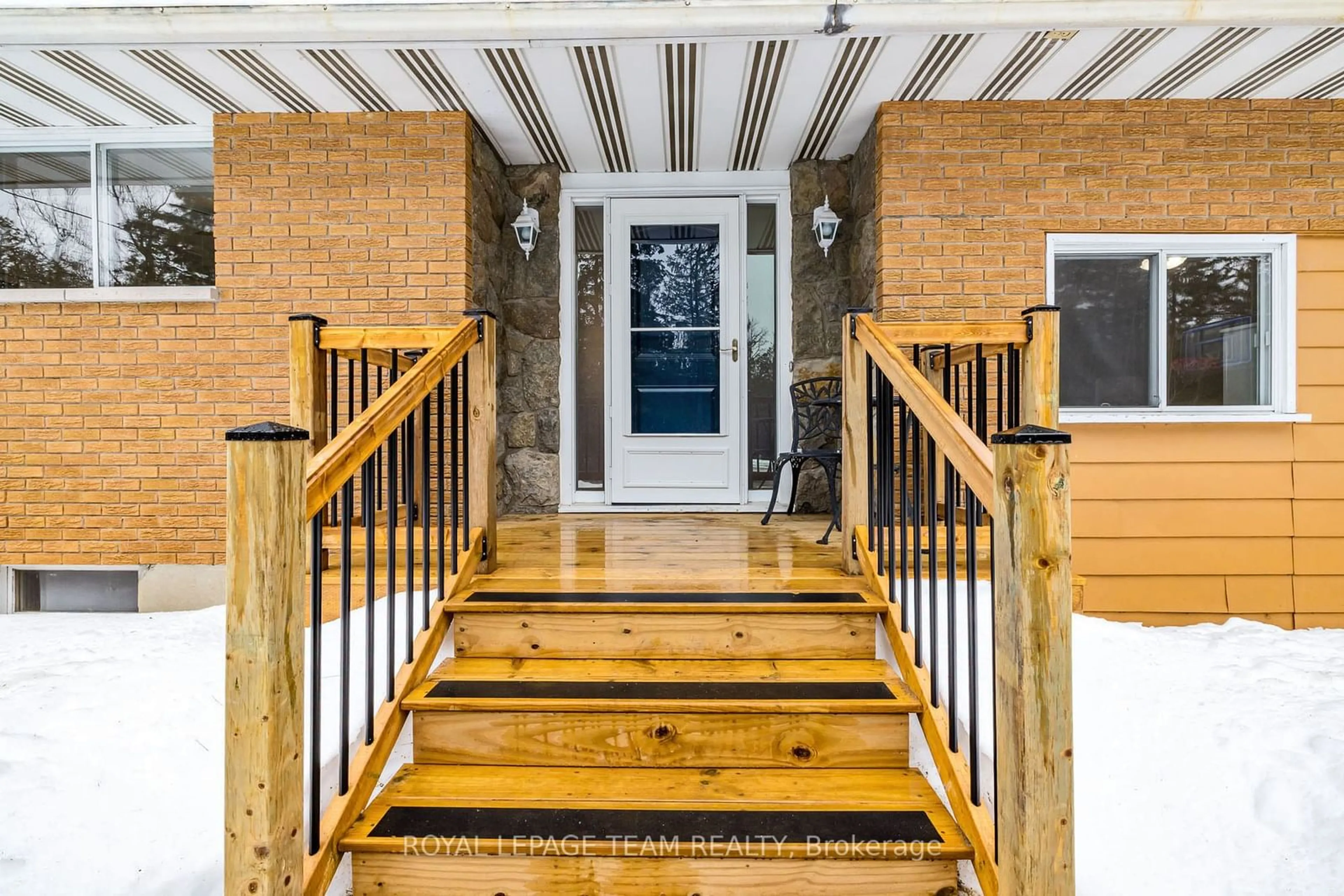 Indoor entryway for 7069 Gallagher Rd, Manotick - Kars - Rideau Twp and Area Ontario K0A 2T0