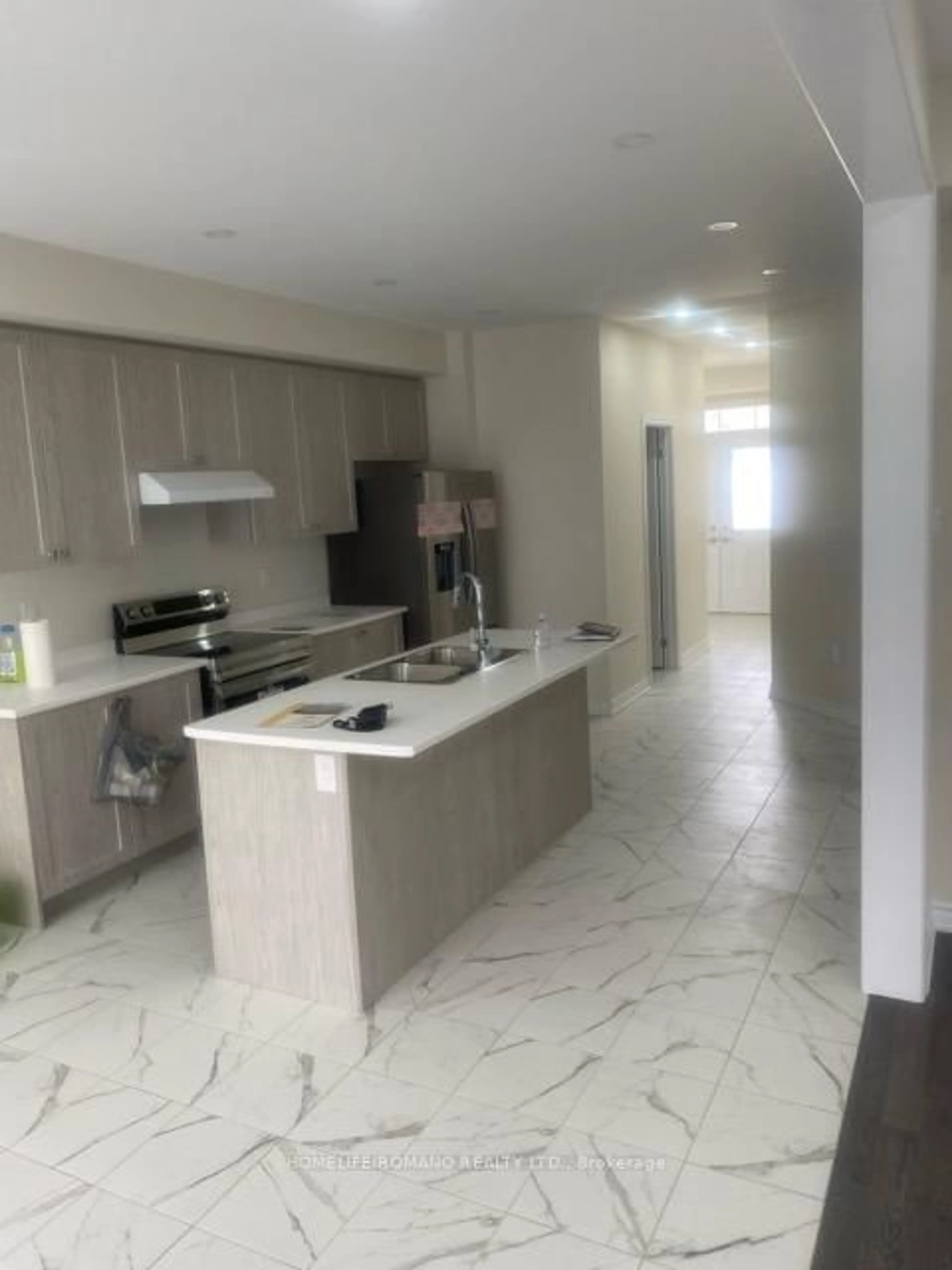 Open concept kitchen, ceramic/tile floor for 421 Barker Pkwy, Thorold Ontario L2V 0K7