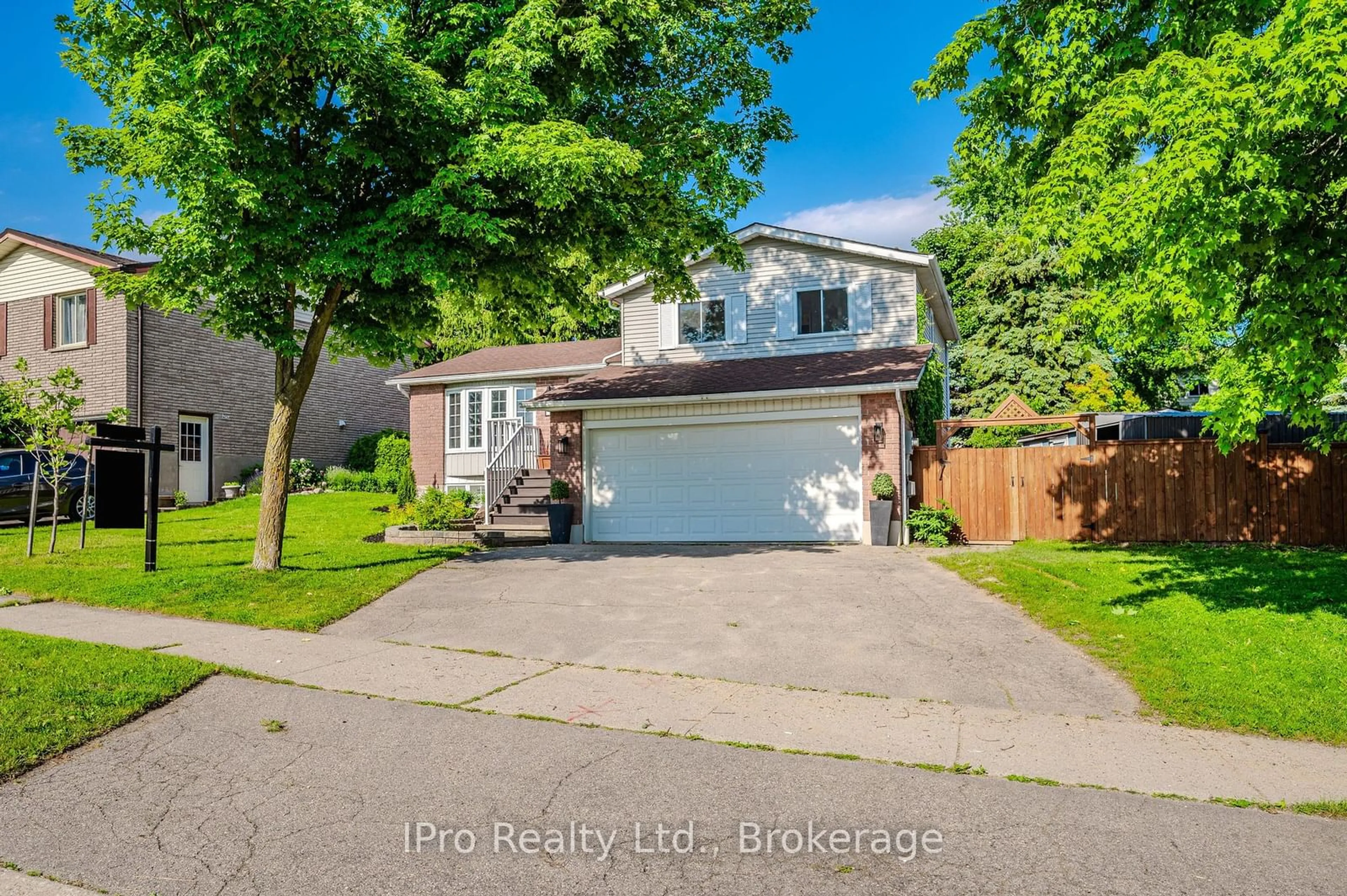 A pic from outside/outdoor area/front of a property/back of a property/a pic from drone, street for 39 Dunhill Cres, Guelph Ontario N1H 7Z7