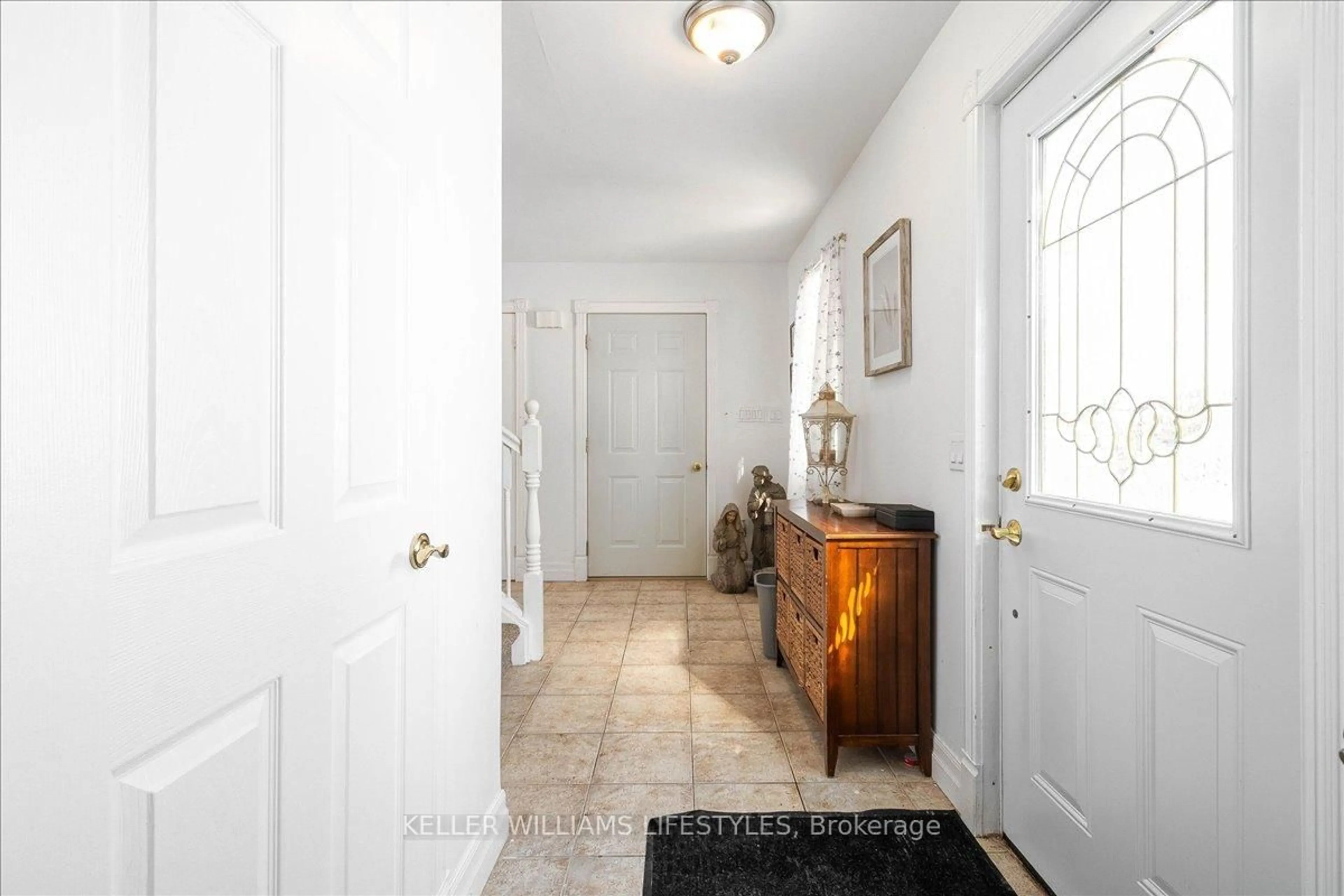 Indoor entryway for 2752 Longwoods Rd, Southwest Middlesex Ontario N0L 1M0