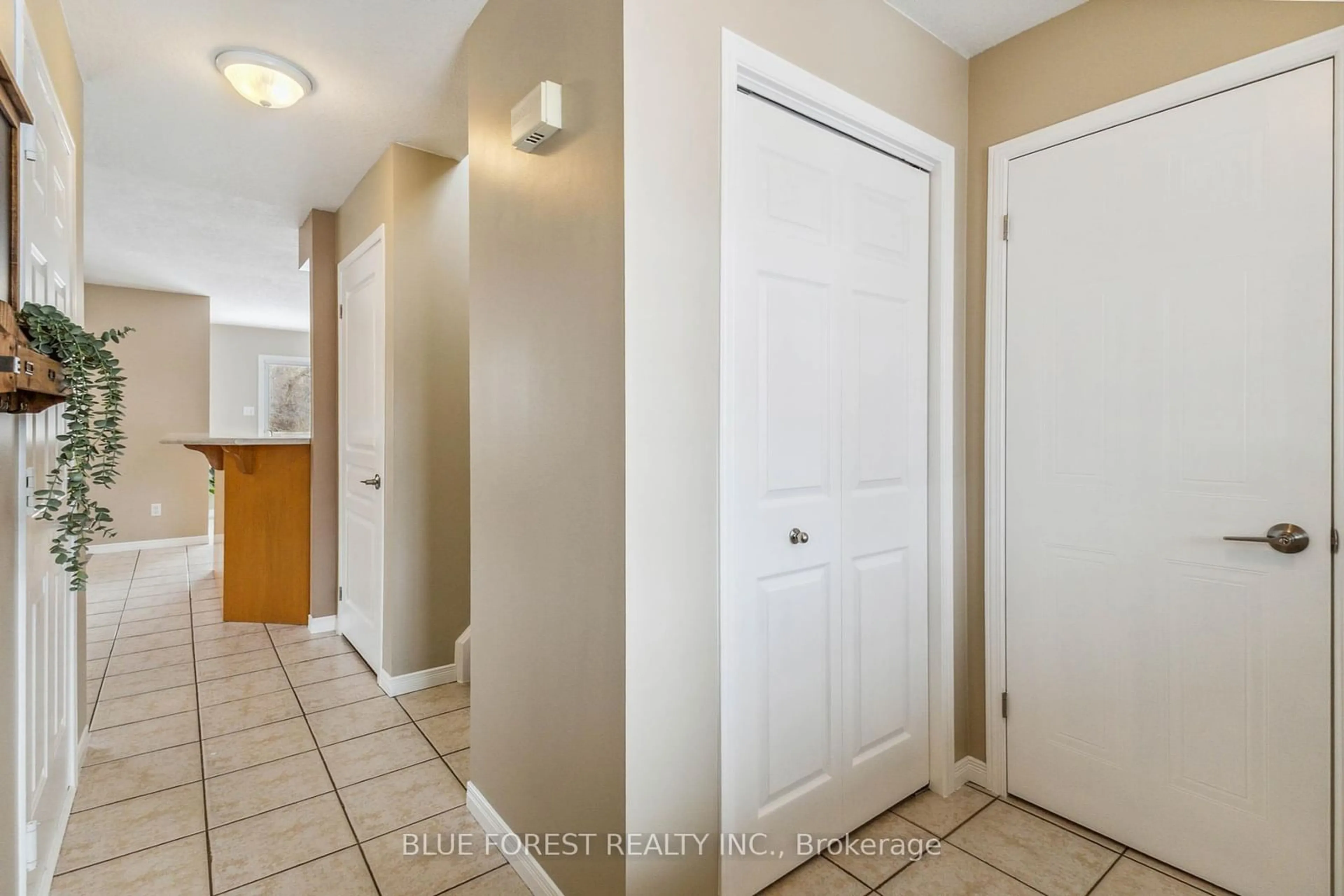 Indoor entryway for 383 Ridgeview Crt, London Ontario N5Y 6H7