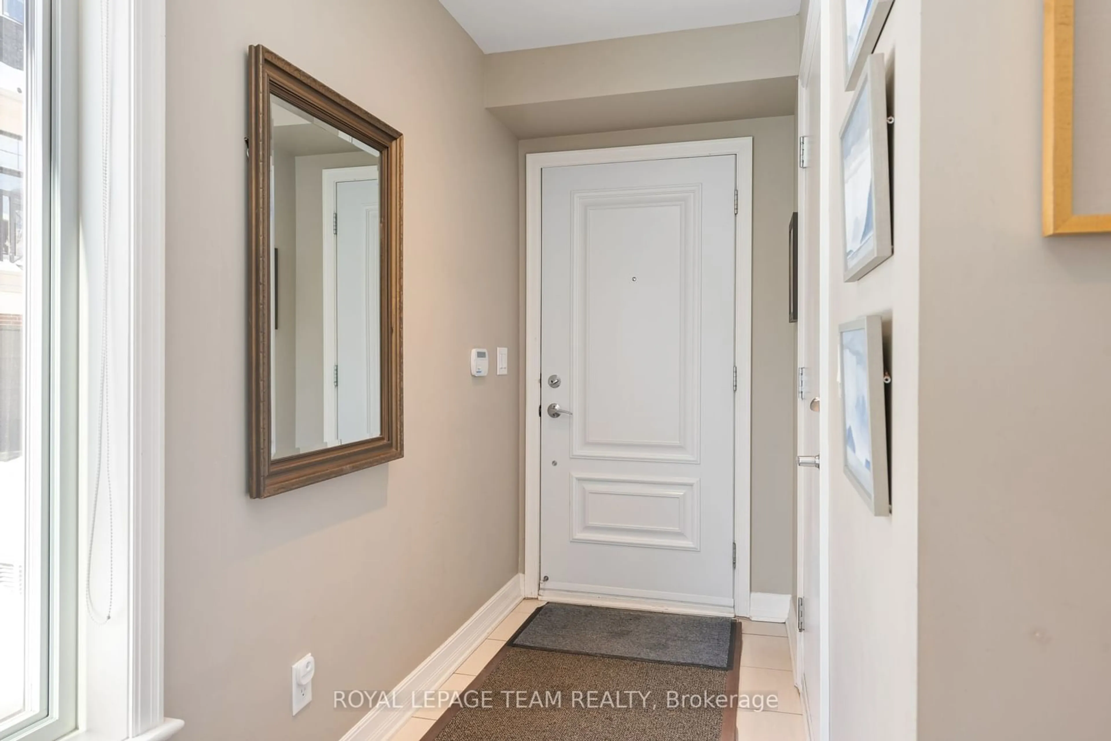 Indoor entryway for 204 Dalkeith, Tunneys Pasture and Ottawa West Ontario K1Y 2H7