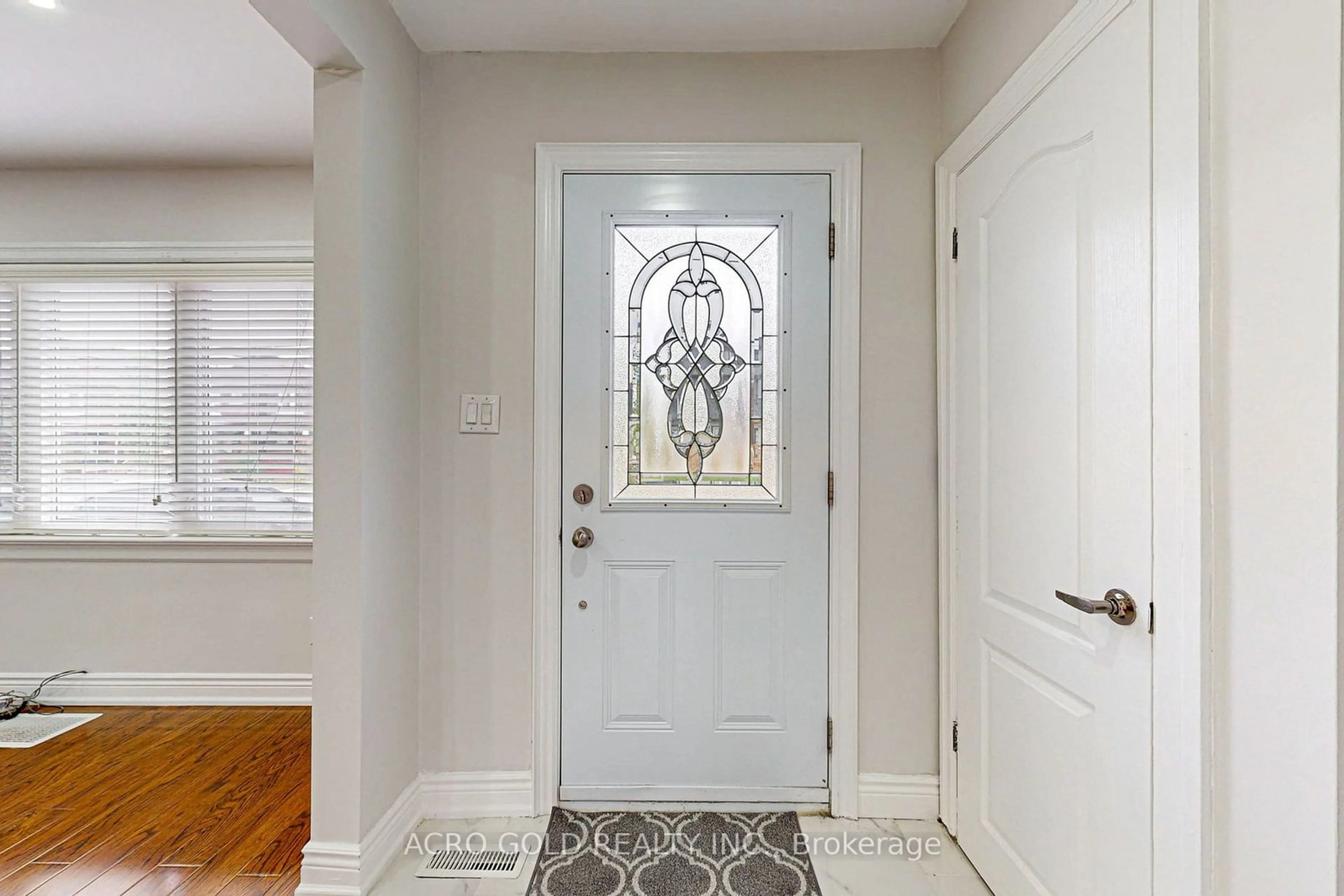 Indoor entryway for 192 Wentworth St, Hamilton Ontario L8N 2Z4